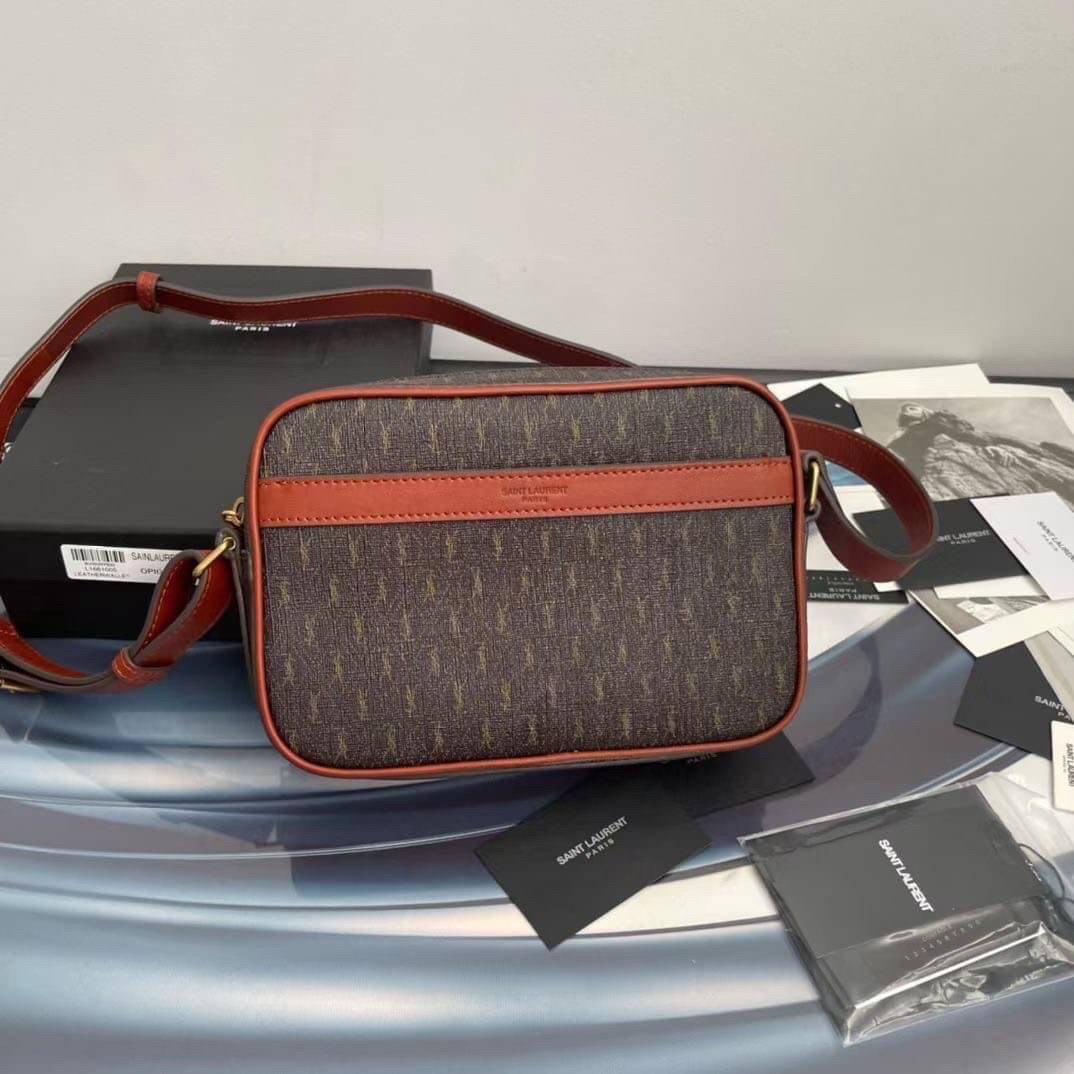 YVES SAINT LAURENT BAG กระเป๋าสะพายสไตล์วินเทจทรงเหลี่ยม งานหนังแท้สวย โทนสีผู้ดีมากค่ะ ภายในโล่งจะสะพายไหล่ CROSSBODY ก็ดูดี สินค้ามาพร้อมถุงผ้าและกล่องแบรนด์พร้อมส่งที่ไทยราคาสุดคุ้ม สาวก YSL ห้ามพลาด!