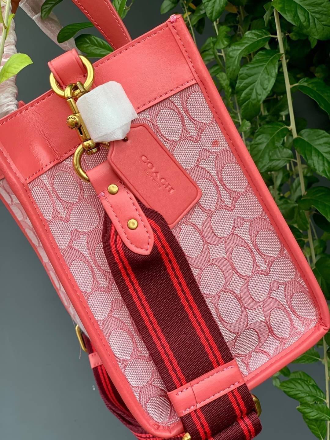 สวยๆ เคลียสต๊อค มีไม่มากจร้าา! COACH TOTE FIELD JACQUARD BAG ((C3282)) กระเป๋าหิ้ว//สะพายข้าง JacquardลายC+หนังแท้ สวยงามลงตัวมากๆค่ะ ปากกระเป๋าเปิดปิดแบบกระดุมแม่เหล็ก ภายในกว้าง สาวๆทีาสัมภาระเยอะบอกเลยเหมาะมากค่ะ