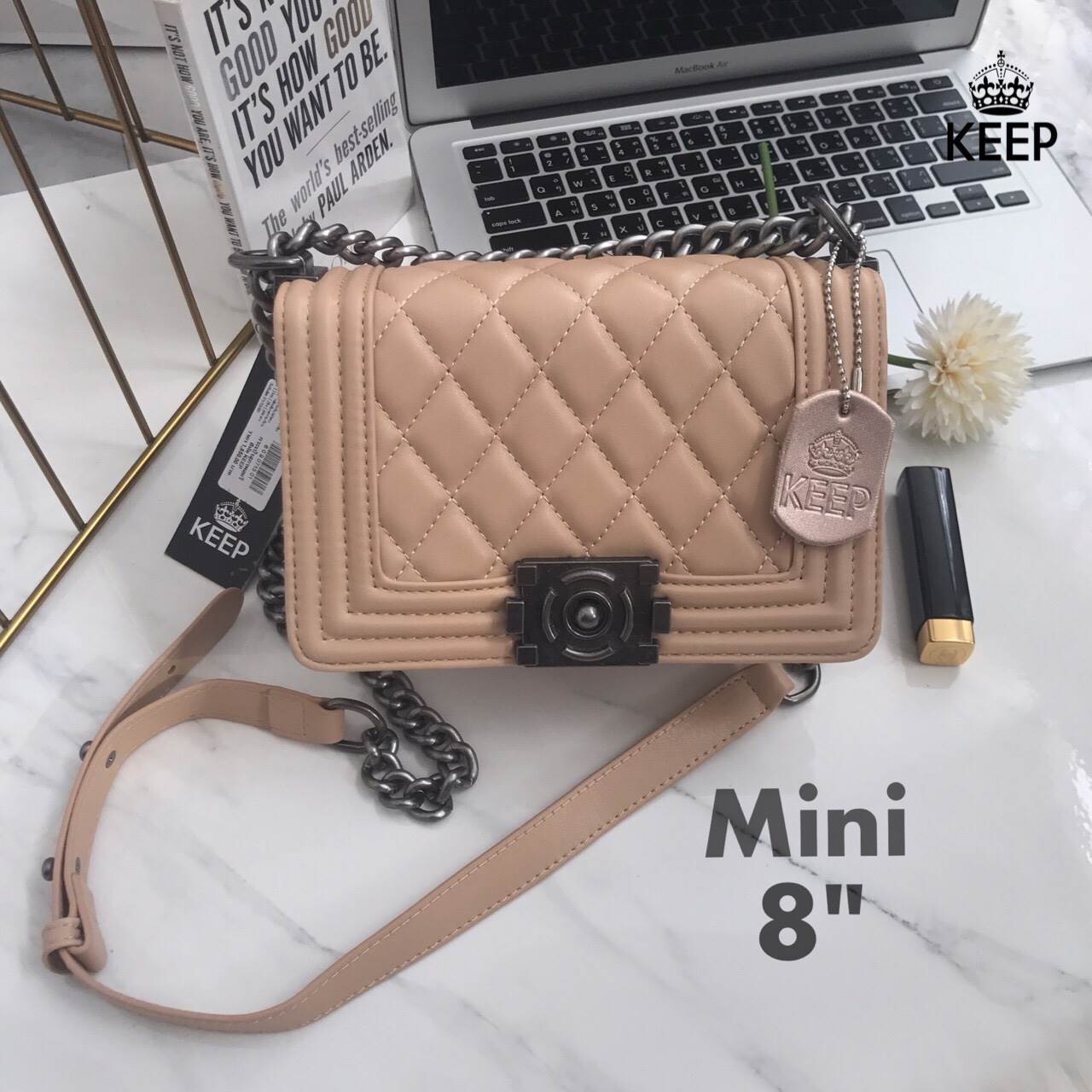 สีใหม่ รุ่นขายดี ' Cozy Beige ' !!!! KEEP Quited Boy Bag กระเป๋า ทรง boy style KEEP LOOK Cool มากๆ เลยน๊าใบนี้ ไม่มีถือว่า Out มากๆ 💘ตัวกระเป๋าอยู่ทรง ทำจากหนังแกะสังเคราะห์นิ่ม-ตึงสวย สายโซ่ มีที่รองไหล่ สะพายสบายคะ สายปรับ สั้น ยาวได้ค