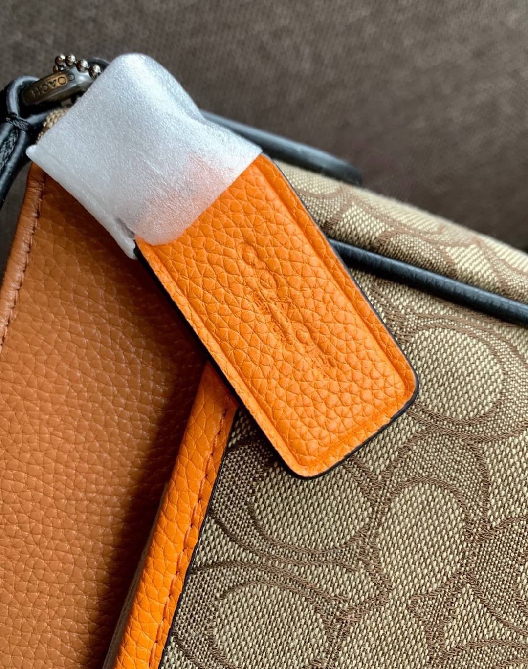 COACH THOMPSON IN SIGNATURE JACQUARD WITH VARSITY STRIPE BAG ((C5291)) พร้อมส่งที่ไทยค่ะ! กระเป๋าใส่เอกสารอเนกประสงค์ สามารถใส่A4ได้ วัสดุJacquardทอลายแบรนด์ ตัดขอบหนังแท้สวยงาม น้ำหนักบาค่ะ ด้านหน้าตัดแทบสีลงมาสวยงาม ช่องหลักเปิดปิดแบบซิป ภายในกว้างใส่สั