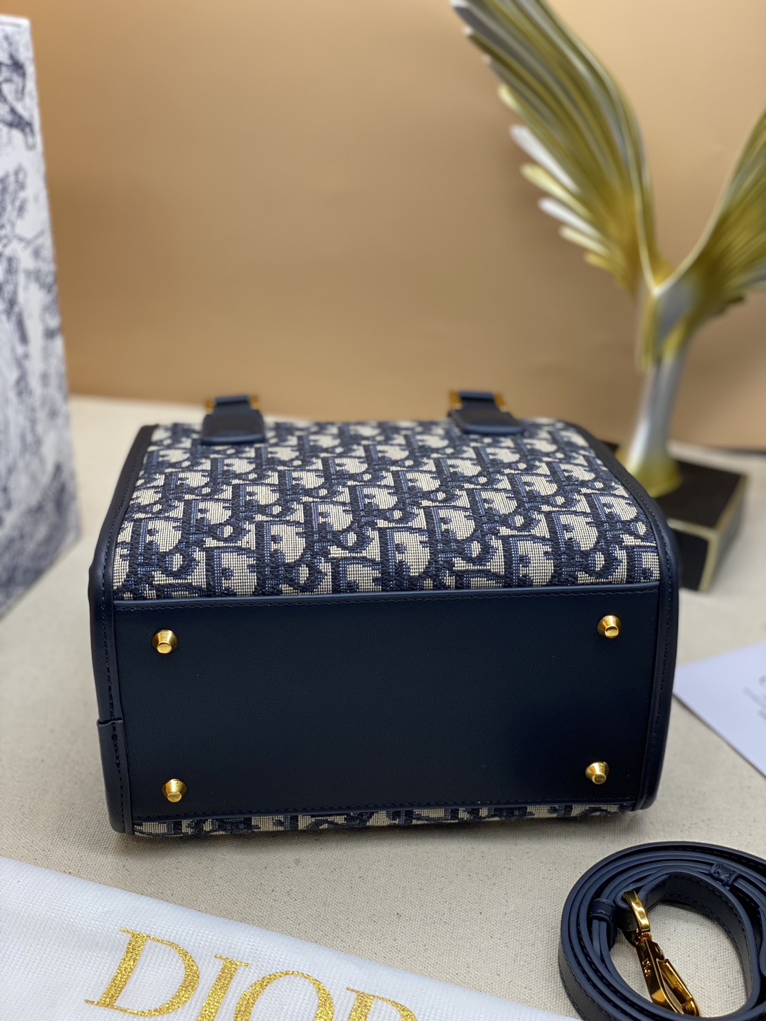 DIOR SMALL BOSTON BAG Blue Oblique Embroidery and Smooth Calfskin / DIOR Box Bag พร้อมส่ง กระเป๋าสะพายทรงกล่อง New for Winter 2023 คอลผู้ดี สวยหรู ตอบโจทย์และแมทช์ได้กับทุกลุคทุกสไตล์