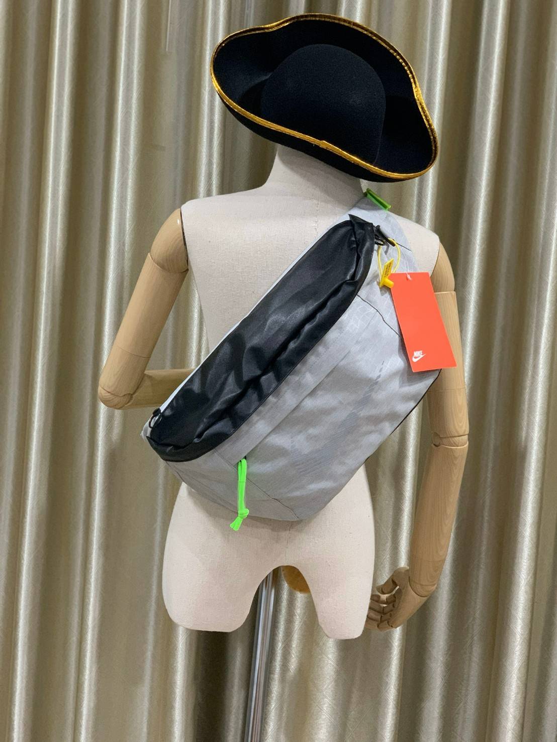 Nike Tech Hip Pack Winterized กระเป๋าnikeทรงคาดอกรุ่นใหม่ชนช้อป ทรงสวย ใบใหญ่สไตล์สปอร์ต ใส่อุปกรณ์กีฬาและพกพาได้อย่างสบายใจ แบ่งเป็นช่องซิปใช้งานทั้งหมด3ช่อง ด้านหน้า ด้านบนและด้านหลัง สามารถแยกของได้เป็นสัดส่วน สายปรับได้ฟรีไซส์ ดีไซน์โลโก้แบรนด์ด้านหน้