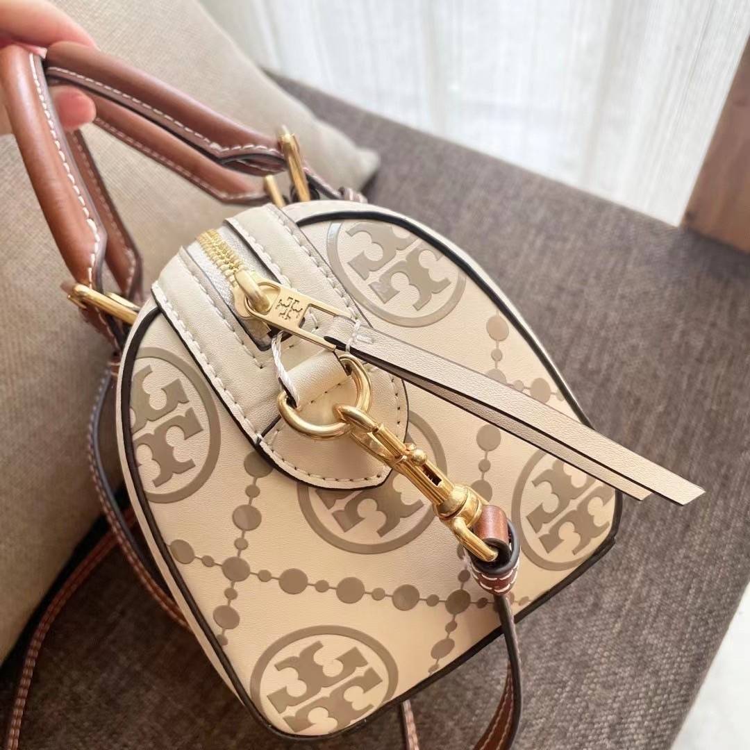 Tory Burch T-Monogram Mini Embossed Wine Bucket Bag / Tory Burch Mini Bucket กระเป๋าถือหรือสะพายไหล่ ทรงหมอนขนาดเล็ก ประดับด้วยลวดลายอันเป็นสัญลักษณ์ของแบรนด์ ถูกประดิษขึ้นด้วยความพิถีพิถันวัสดุหนังอย่างดี ด้านในบุด้วยหนังไมโครซูแอคเนื้อนุ่มทำความสะอาดง่า