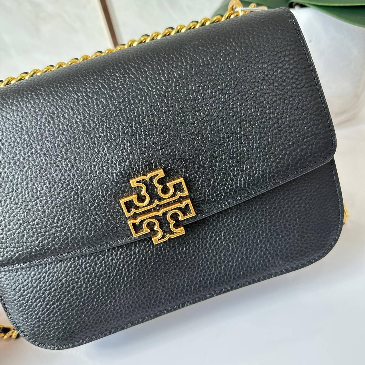 Tory Burch Britten Small Convertible Shoulder Bag คอลเลคชั่นใหม่สุดเรียบหรู กระเป๋าสะพายไหล่หรือสะพายข้าง วัสดุหนังอย่างดี