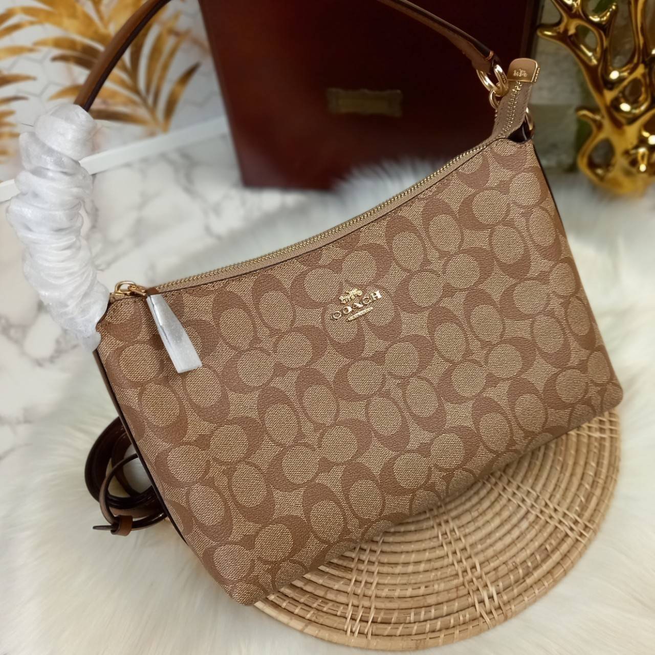 COACH LEWIS SHOULDER BAG IN SIGNATURE CANVAS (COACH F85696)🌺พอชใบใหญ่ ใส่ของได้จุใจ มีสายให้ 2 สาย อะไหล่สีทอง หรูหรา คลาสสิค สายยาวถอดได้ ปรับได้ ช่องด้านใน กว้างมากๆ ใช้ได้ทุกโอกาสจริงๆ แนะนำ ไม่ควรพลาดจ้า