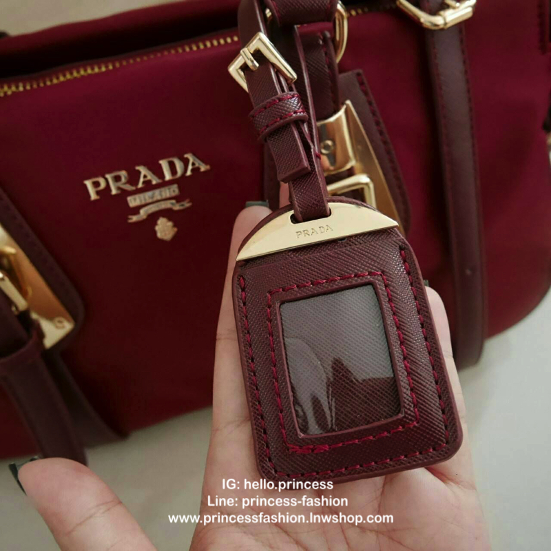 กระเป๋าสะพายทรง Handbag จากงานพรีเมี่ยมกิ้ฟ แบรนด์ PRADA ของแท้100% เป็นกระเป๋าผ้า Nylon สลับหนัง PU จุของได้เยอะ สะพายไหล่ได้ เปิดปิดด้วยซิป ถือก็สวยๆ มีสายยาวค่ะ ใช้แล้วสวยมากๆคุ้มเกินราคารับประกัน รีบช้อปก่อนหมดน้าาา Don't miss เลยค้าาา