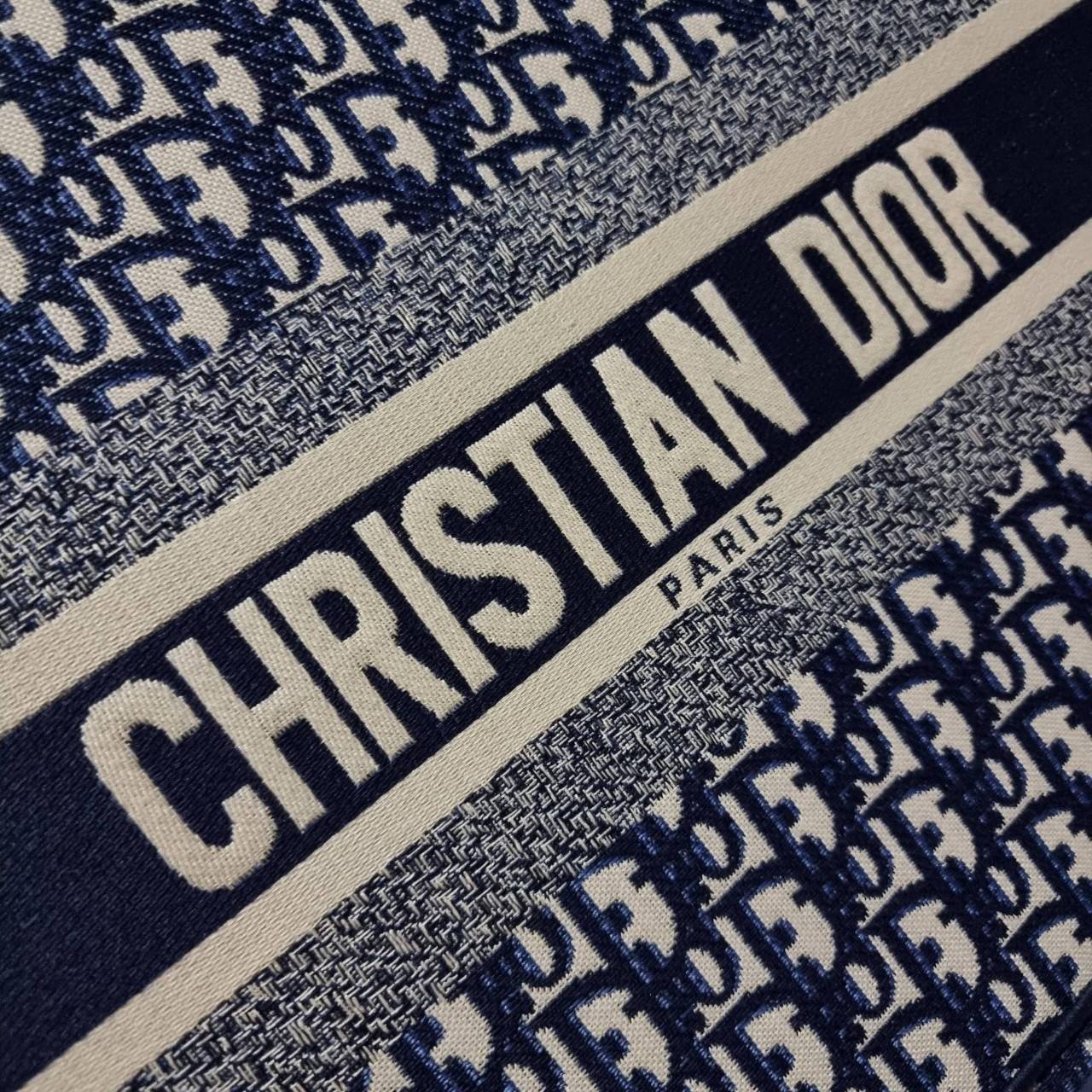 VIP 】HOT ARRIVAL!! DIOR CD SHOPPING BAG WITH GWP กระเป๋าทรงช้อปปิ้งใบใหญ่ จุใจ!! พรีเมี่ยมกิ๊ฟรุ่นดับเบิ้ลฮอต ดีไซน์คลาสสิควินเทจ สวยหรู วัสดุผ้าแคนวาสลายกราฟฟิค ภายในโล่งกว้างมากๆ ใส่ของจุสุดๆ โน้ตบุ้ค ไอแพด กระเป๋าสตางค์ มือถือ หรือเสื้อผ้ายังได้ สะพายค