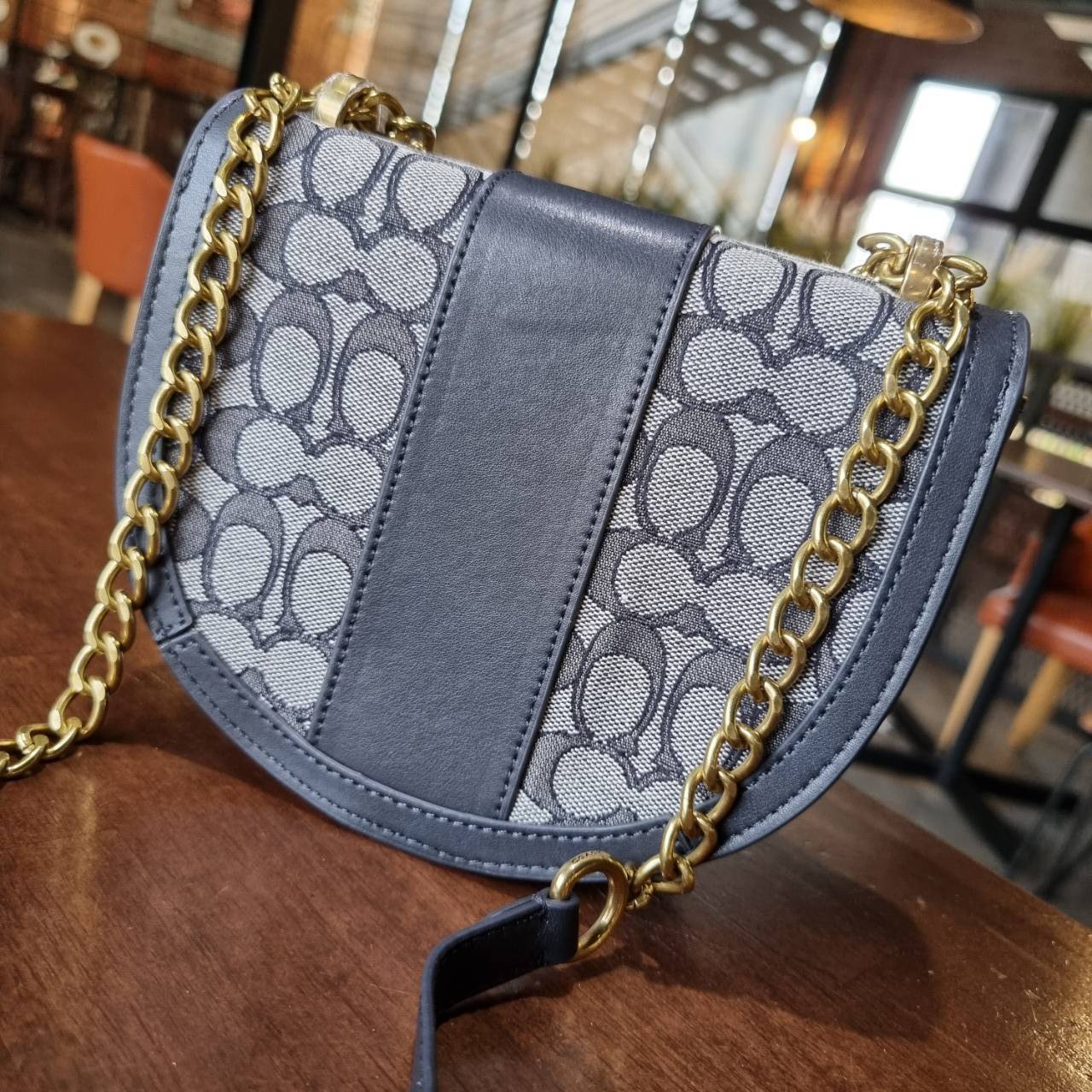 COACH ALIE SADDLE BAG IN SIGNATURE JACQUARD (C4694//C3464) New item!! กระเป๋าสะพายทรง saddle ดีไซน์วินเทจย้อนยุค แฝงความหรูในตัวด้วยอะไหล่สีทองเหลือง โดดเด่นไม่ซ้ำใครแน่นอน วัสดุผ้า jacquard สลับหนังแท้ ภายในเป็นช่องโล่ง มาพร้อมสายสะพายครอสบอดี้ ที่สามารถ