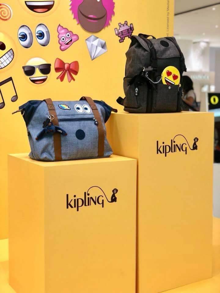 KIPLING EMOJI CITY BACKPACK New in! กระเป๋าเป้แบบฝาปิด Limited Edition คอลเลคชั่น EMOJI ชนช็อป วัสดุ Cotton+Polyester100% เปิดปิดด้วยฝาปิดแถบเข็มขัดและหูรูดด้านใน แต่ง EMOJI น่ารักสุดๆ พวงกุญเเจลิงน้อยถอดเเยกใช้ได้ มีช่องซิปด้านหน้า หัวซิปเเบรนด์ ภายในกว้
