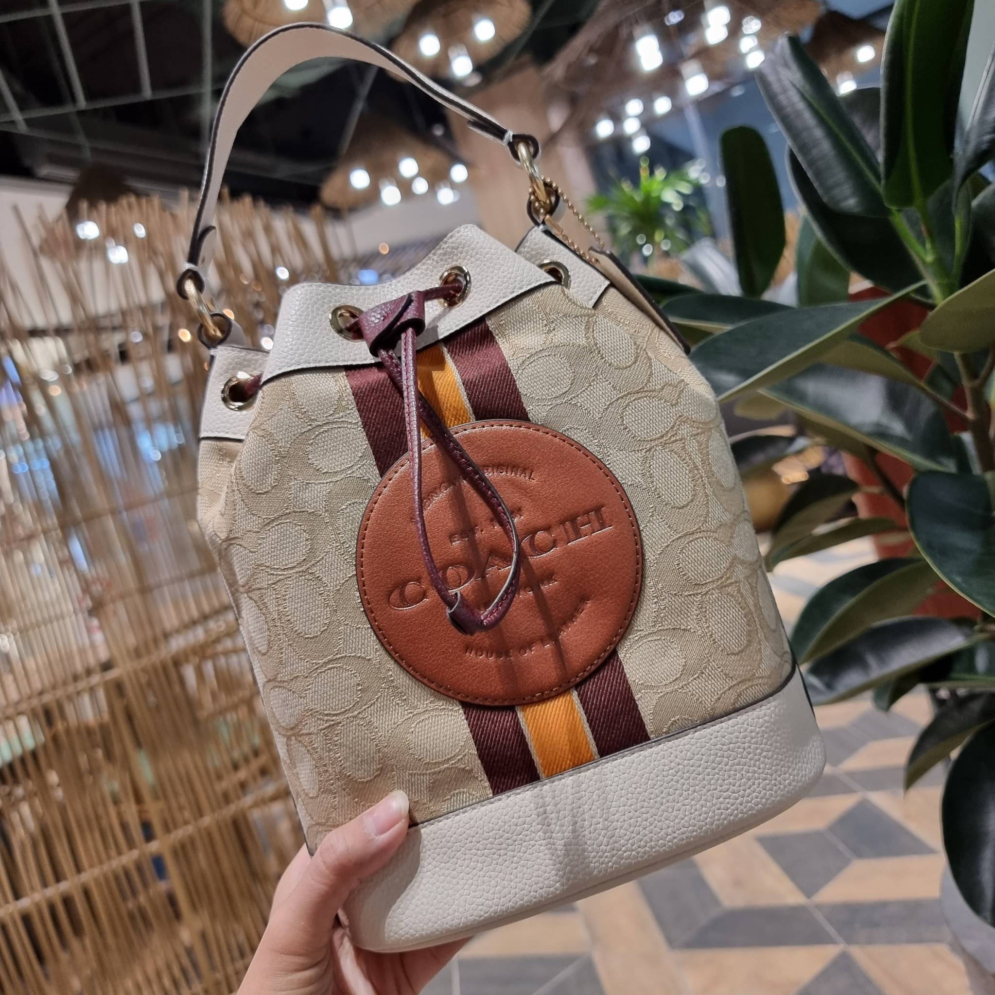 COACH C7084 DEMPSEY DRAWSTRING BUCKET BAG IN SIGNATURE JACQUARD WITH STRIPE AND COACH PATCH พี่สาวใบใหญ่สุดสวยมาแล้วจ้า!! กระเป๋าทรงถังไซส์ใหญ่ ที่สาวๆรอคอย ใช้งานง่ายด้วยการรูดหนังปิดรอบปากกระเป๋า ทุกอย่างลงตัวที่สุด!! โดดเด่นด้วยลวดลายสีสันที่ละมุนมาก ว