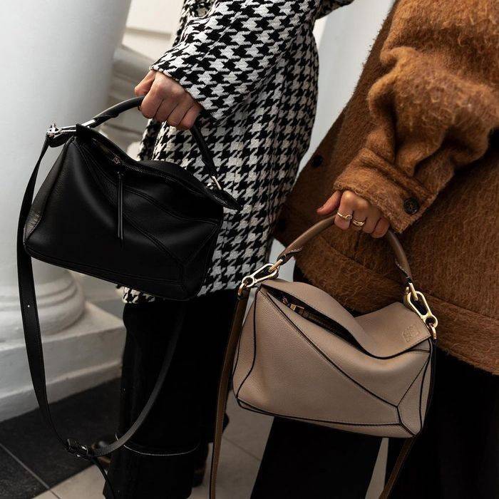 Loewe Puzzle Bag In Classic กระเป๋าทรง Puzzle นี้ออกแบบโดย Jonathan Anderson โดยได้รับแรงบันดาลใจในการออกแบบมาจากรูปทรงของลูกรักบี้ ดังนั้น จึงจะเห็นได้ว่าการตัดเย็บและรูปทรงของกระเป๋านั้นคล้ายคลึงกับลูกรักบี้ รูปทรงดูมินิมอลไม่ทิ้งคอนเซ็ปต์ของแบรนด์ สามา