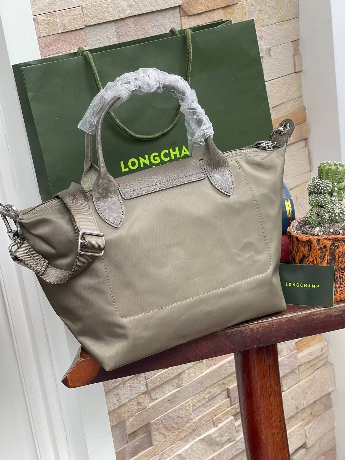 Longchamp LE PLIAGE NÉO TOP HANDLE BAG อีกหนึ่งรุ่นยอดนิยม ที่สาวๆ ต้องมีไว้เก็บไว้สักใบ กระเป๋าโท้ทใบนี้ มาพร้อมกับสีที่มีสไตล์เรียบง่าย มีสายสะพายยาวปรับสั้นยาวได้ช่วยให้คุณสามารถสะพายไหล่ได้อย่างสบาย ในตัวสายปักโลโก้อันเป็นสัญลักษณ์ ในขณะที่ที่ปิดแบบซิ