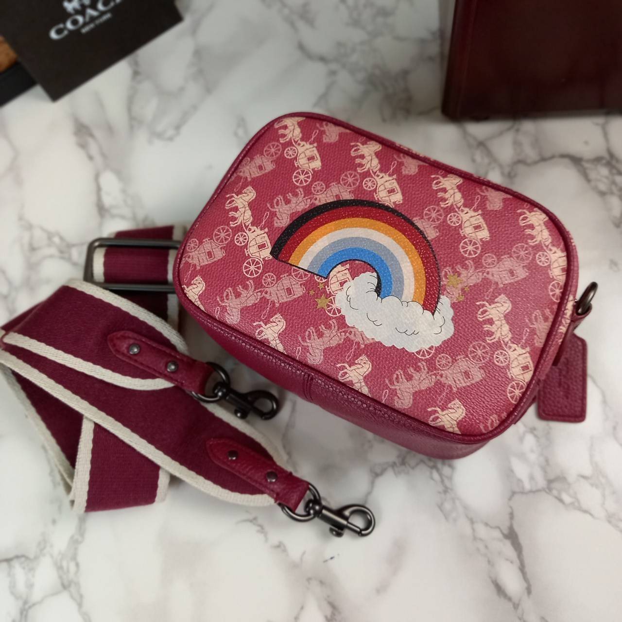 COACH Camera Bag 26, rainbow-red pattern COACH Camera Bag 16 With Horse And Carriage Print and Heart OXBLOOD (F79369 F88264) 🍁น่าใช้มากมาย รุ่นนี้มาพร้อมสายสปอร์ตใหญ่ ถอดเก็บได้ ปรับระดับได้ หนาแน่น ทนทาน จุของได้เยอะพอสมควร //วัสดุแคนวาส