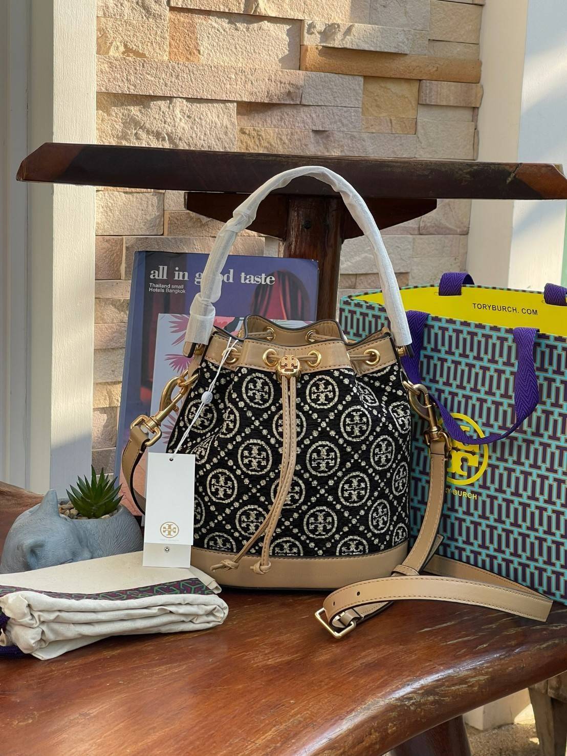 OUTTLET 】Tory burch T Monogram Chenille Bucket Bag เปิดตัวอีกหนึ่งรุ่นกับกระเป๋าลาย T MONOGRAM รุ่นใหม่ล่าสุดจาก TORY BURCH พลาดไม่ได้กับโลโก้สุดคลาสสิก ลวดลาย T Monogram คือวัสดุ chenille หรือที่เรียกว่า ด้านไหมกำมะหยี่ มารังสรรค์ลงบนกระเป๋าBucketใบนี้ เ