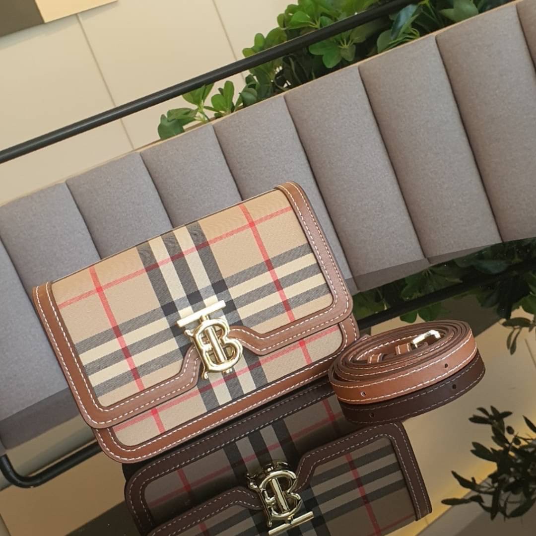 BURBERRY FRAGRANCES CROSSBODY BAG / BURBERRY FRAGRANCES QUITED LAMBSKIN BAG ตัวกระเป๋าเป็นผ้าตัดหนังแท้ Lambskin นิ่มสวยหรูดูดี เปิดปิดด้วยฝาปิดสัญลักษณ์รูปตัวB ภายในโล่งกว้าง ใส่มือถือ กระเป๋าสตางค์ได้