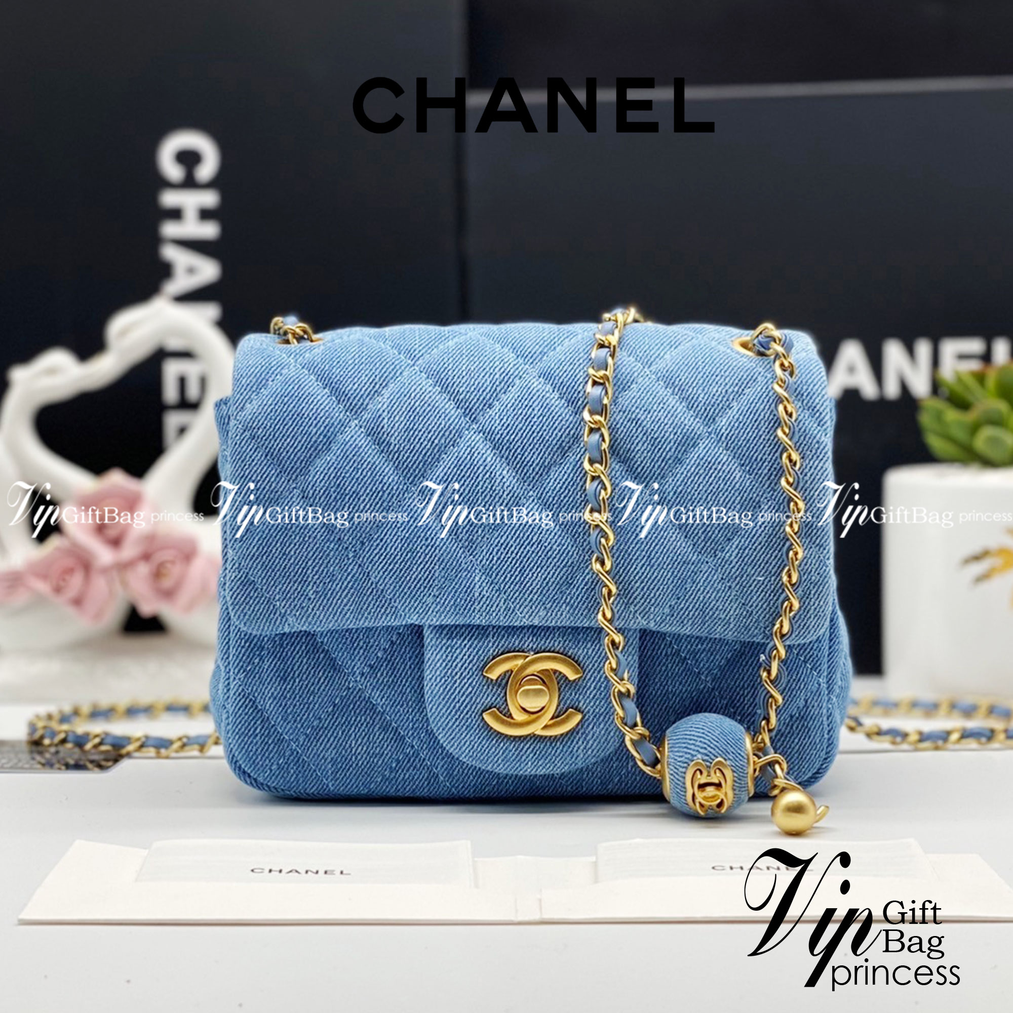 CHANEL Mini Flap Bag Denim Pearl Gold Hardware 18cm พร้อมส่งที่ไทย วัสดุผ้าเดนิมสีน้ำเงินแท้ พร้อมฮาร์ดแวร์โทนสีทองโบราณ และมีฝาปิดด้านหน้าปิดแบบเทิร์นล็อค CC ซิกเนเจอร์ของแบรนด์ ภาพสินค้าถ่ายจากงานขายจริง ใช้งานต่างประเทศได้