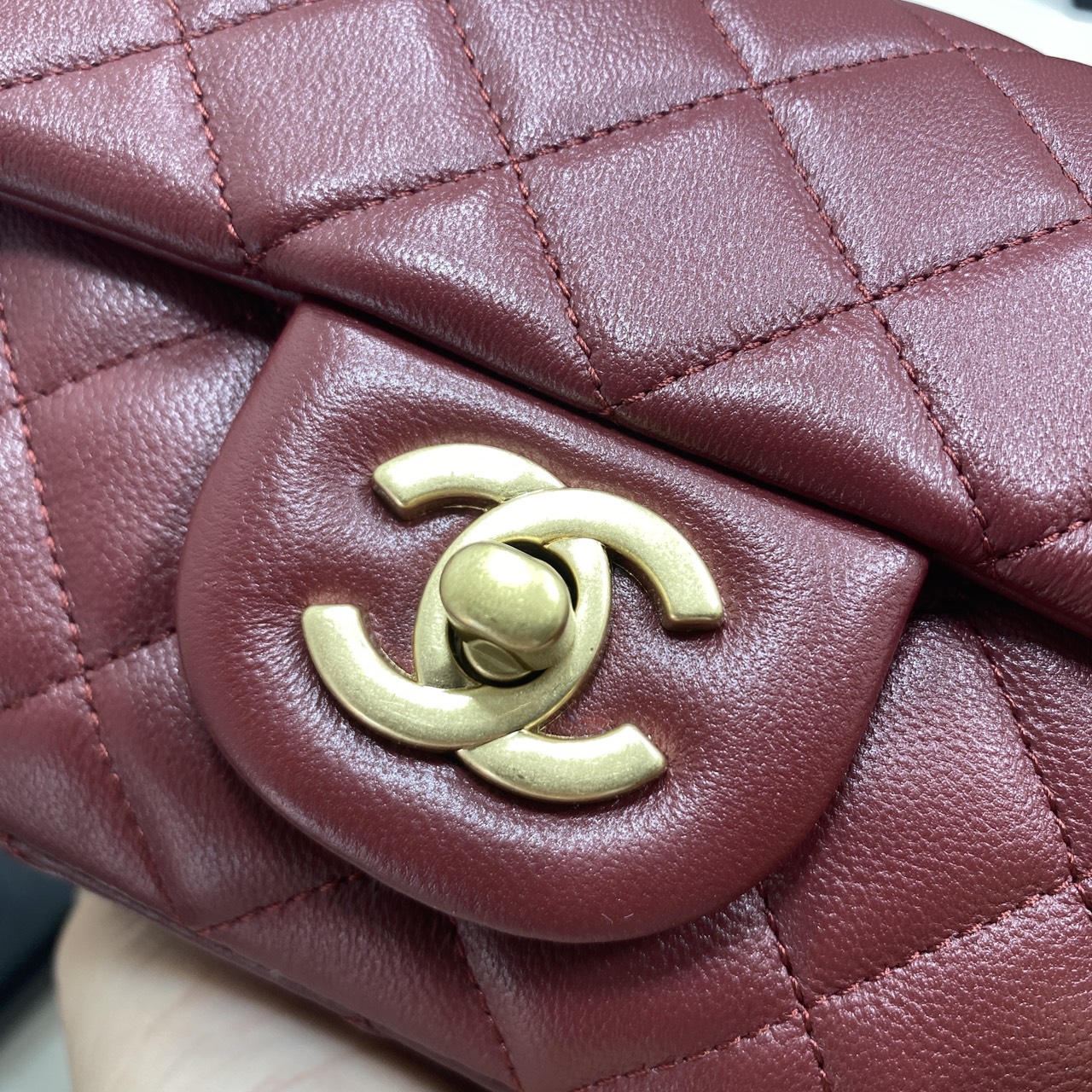 ORI หนังแท้ | Chanel Classic Flap Bag กระเป๋าสะพายรุ่นคลาสสิก สายประดับบอลโลโก้สวยหรูอะไหล่สีทองสวยงาม