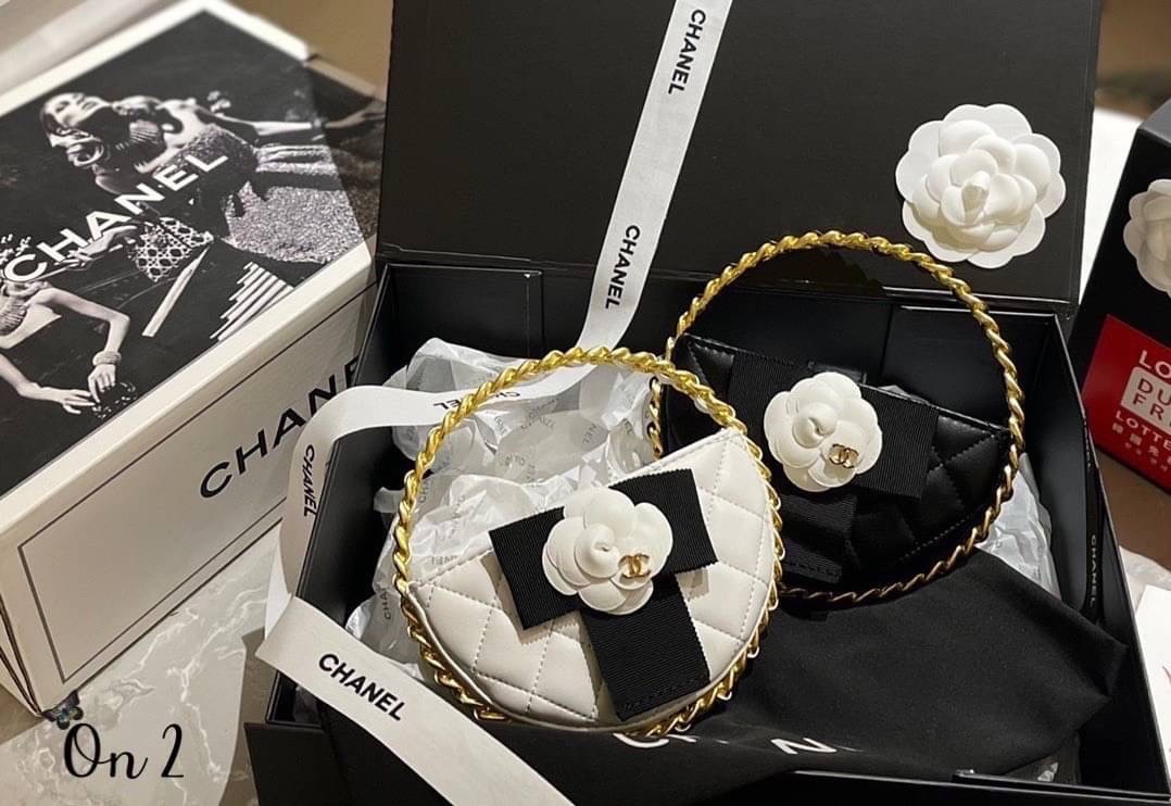 Chanel PouchGold-Tone Metal / CHANEL Quilted Round Camellia Mini Clutch Black กระเป๋าถือหรูหราน่ารัก ประดับดอกคามิเลียเป็นเอกลักษณ์ เกรดไฮเอน 1:1