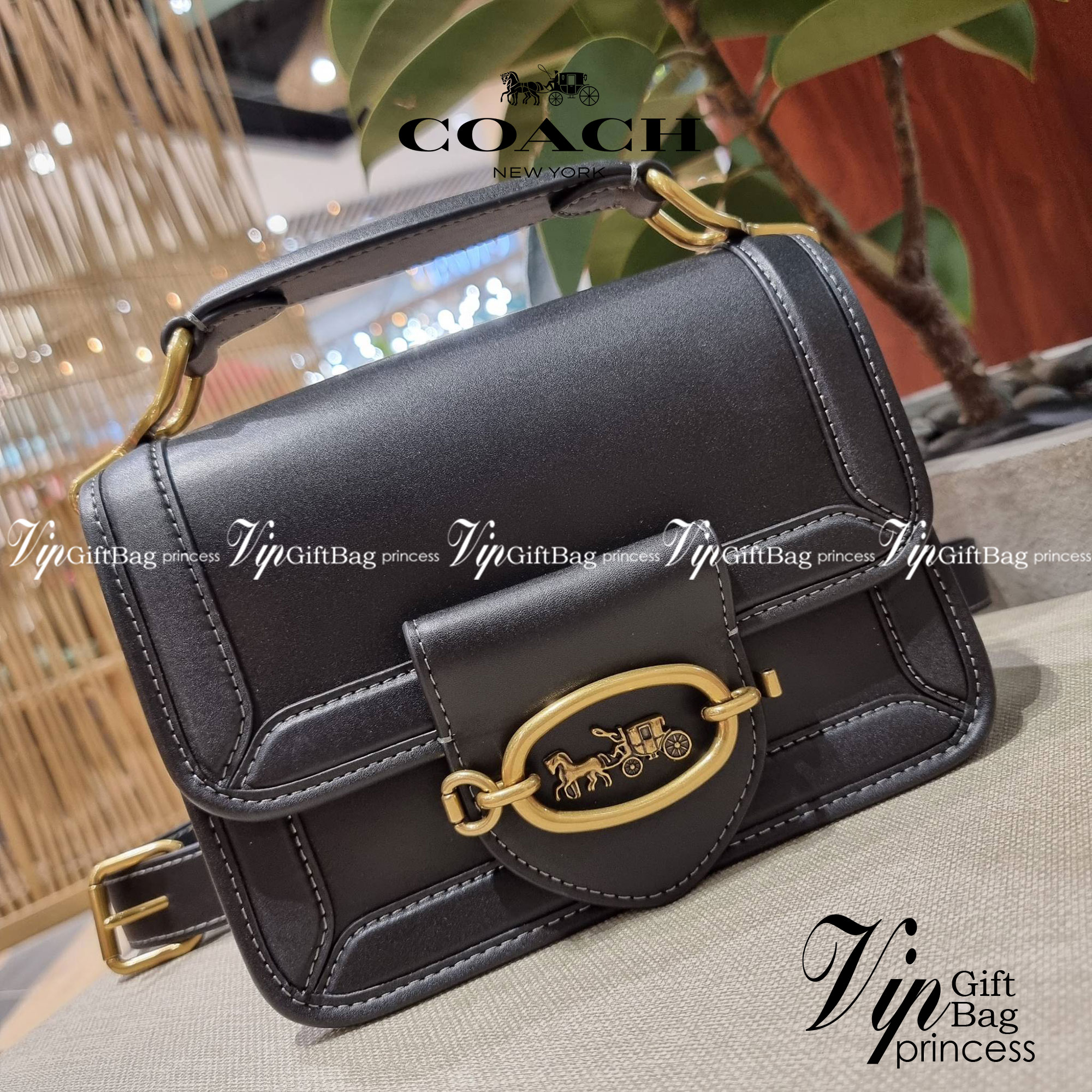 COACH C8449 HERO SHOULDER BAG / COACH C8450 HERO SHOULDER BAG IN SIGNATURE CANVAS ดีไซน์ใหม่ล่าสุด ที่มาพร้อมความหรูยกระดับ กระเป๋าถือ/สะพายข้าง ออกแบบทรงสวย คลาสสิค ขนาดกำลังพอดี ไม่ว่าจะถือ หรือสะพายสายครอส ก็ดูดีแบบไม่ต้องแต่งเติม วัสดุหนังแท้เต็มใบ ฝา