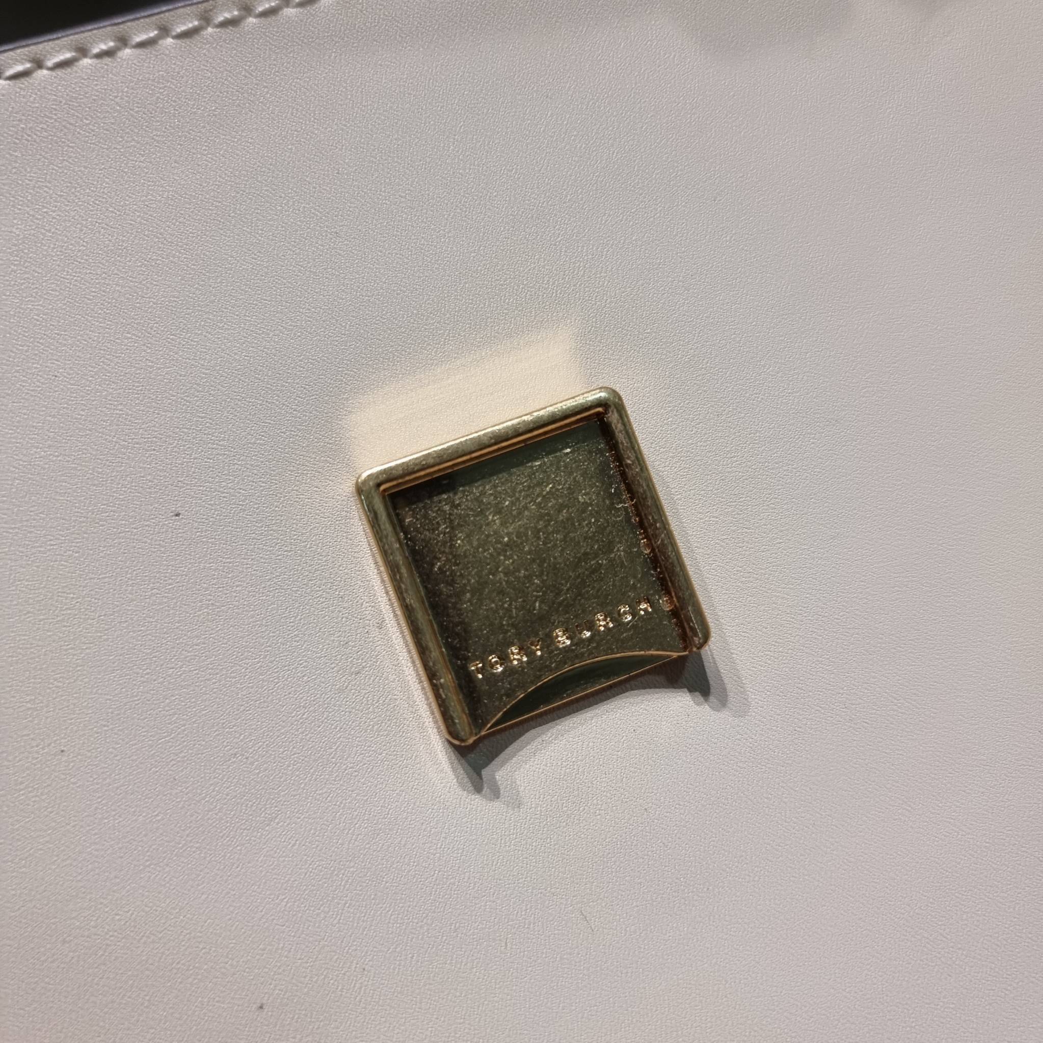 Tory Burch Bag / TORY BURCH ELEANOR SMALL CONVERTIBLE SHOULDER BAG ฮอตไอเท็ม รุ่นนี้ขายดีขายหมด สวยหรู คุณหนู ผู้ดี!! หายากมากแล้วน้า กระเป๋าสะพายข้าง ดีไซน์อยู่ทรง ขนาดกำลังสะดวกใช้ เปิด-ปิดด้วยแถบแม่เหล็ก ภายในแบ่งสัดส่วนได้เป็นอย่างดี