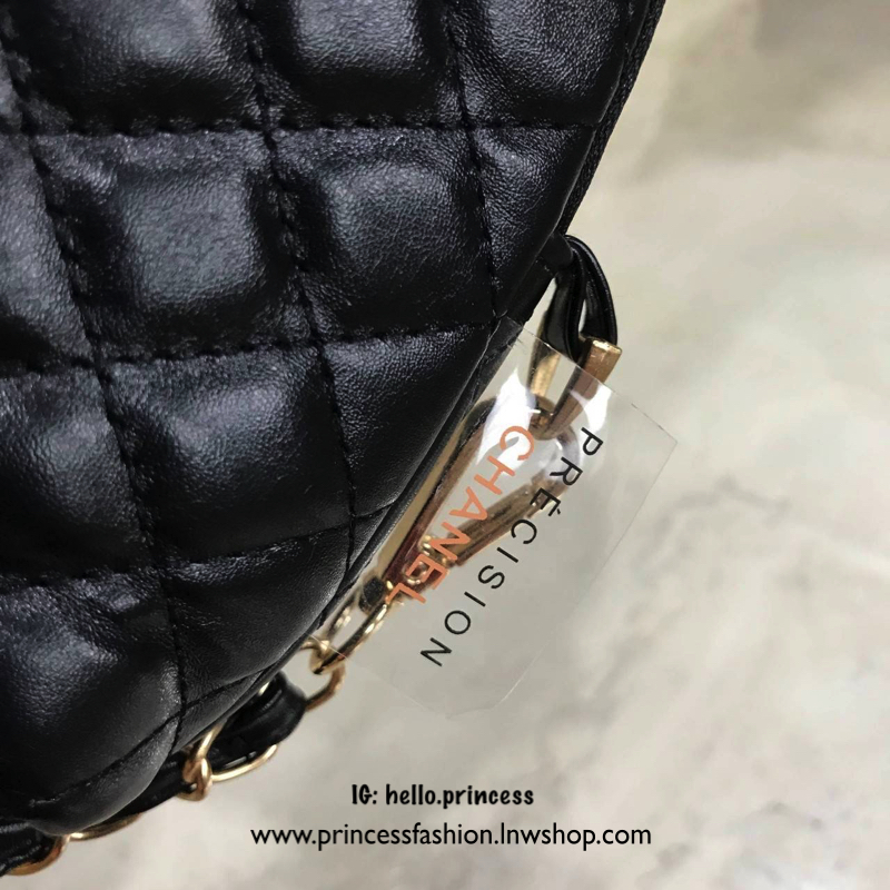 Chanel Clutch Bag With Chain VIP Gift With Purchase กระเป๋าสะพายข้างลายตาราง VIP. gift ของแท้ จาก Chanel Perfume Counter รุ่น Limited Edition วัสดุหนังเรียบลายตาราง เปิดปิดด้วยซิปแบรนด์ อะไหล่ทอง ขนาดกำลังน่ารัก น้ำหนักเบา ภายในมีโลโก้ และช่องซิป พร้อมสาย