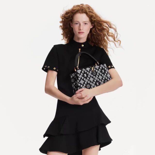 LV capucines top handle with vintager 1854 / LV SINCE 1854 CAPUCINES MM ที่สุดของความสวยในดีไซน์คลาสสิคย้อนยุค กระเป๋าถือสุดหรู มาพร้อมหูจับในตัว ด้วยรูปทรงวินเทจและวัสดุผ้าแคนวาสคละลายเต็มใบ สร้างดีเทลให้ไอเท็มนี้ได้ลุคผู้ดีไปอีก และยังมีลูกเล่นที่ฝาปิดก