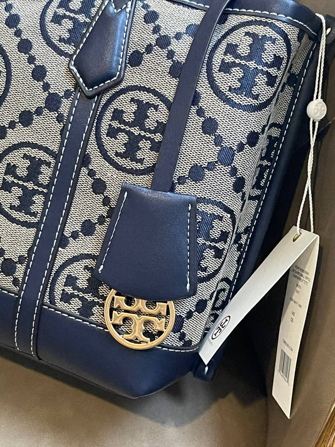 ของแท้ 💯% Tory burch perry monogram jacquard small triple compartment tote ครั้งแรกกับลายโมโนแกรม ที่ได้รับแรงบันดาลใจมาจากโลโก้สุดคลาสสิกในกระเป๋าทรงtote bag T Monogram