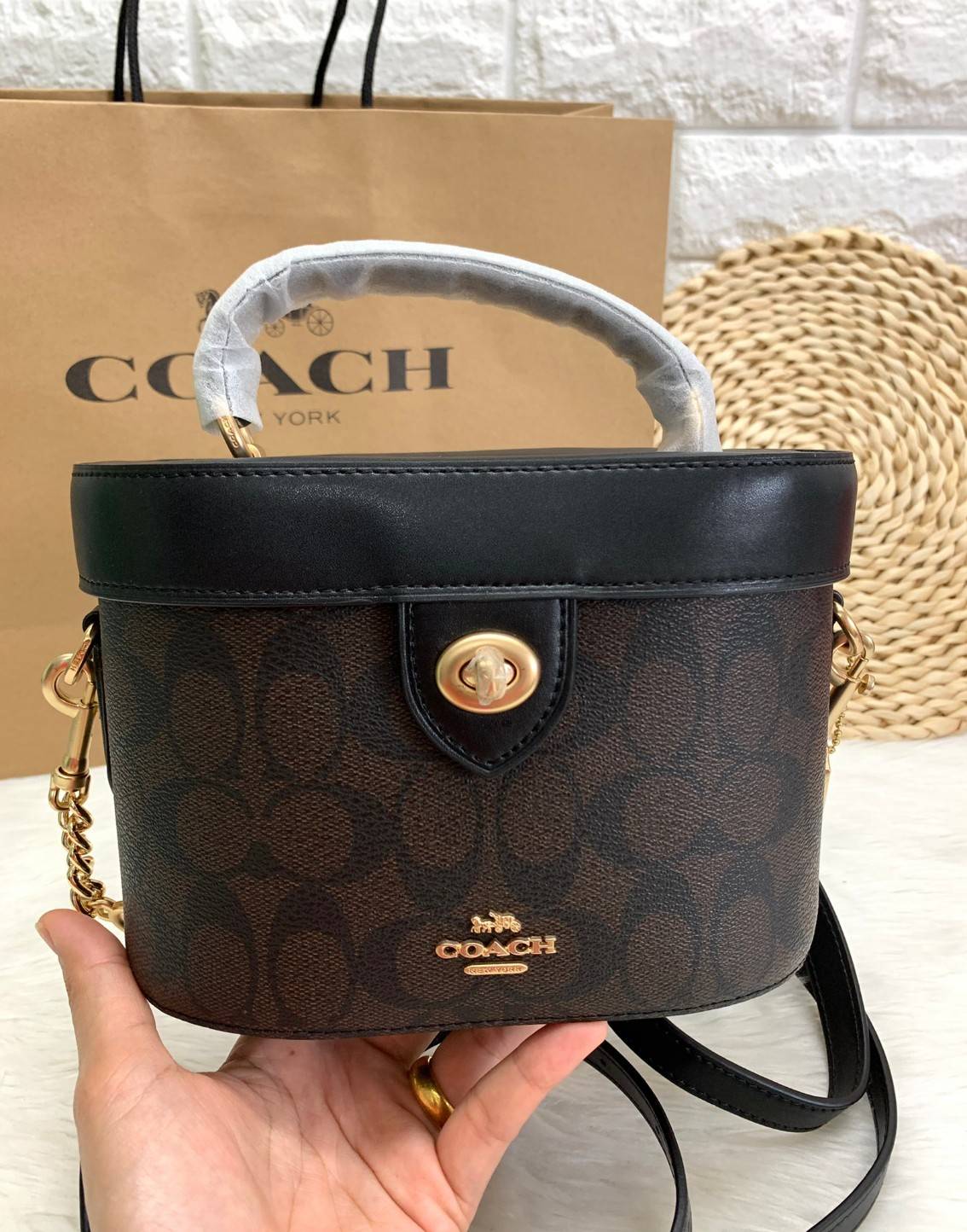 COACH KAY CROSSBODY IN SIGNATURE ((78277)) กลับมาอีกครั้ง! กระเป๋าหิ้ว//สะพายแบบครอสบอดี้ร์ หนังแท้นิ่มสวย เปิดปิดกระเป๋าแบบหมุนล็อค ภายในโล่งสามารถใส่กระเป๋าเงินใบกลางได้;มือถือได้ทุกรุ่น; มีช่องเล็กให้ใส่ของจุกจิก;ซัปในบุผ้าอย่างดีเลยค่ะ มาพร้อมสายสะพาย