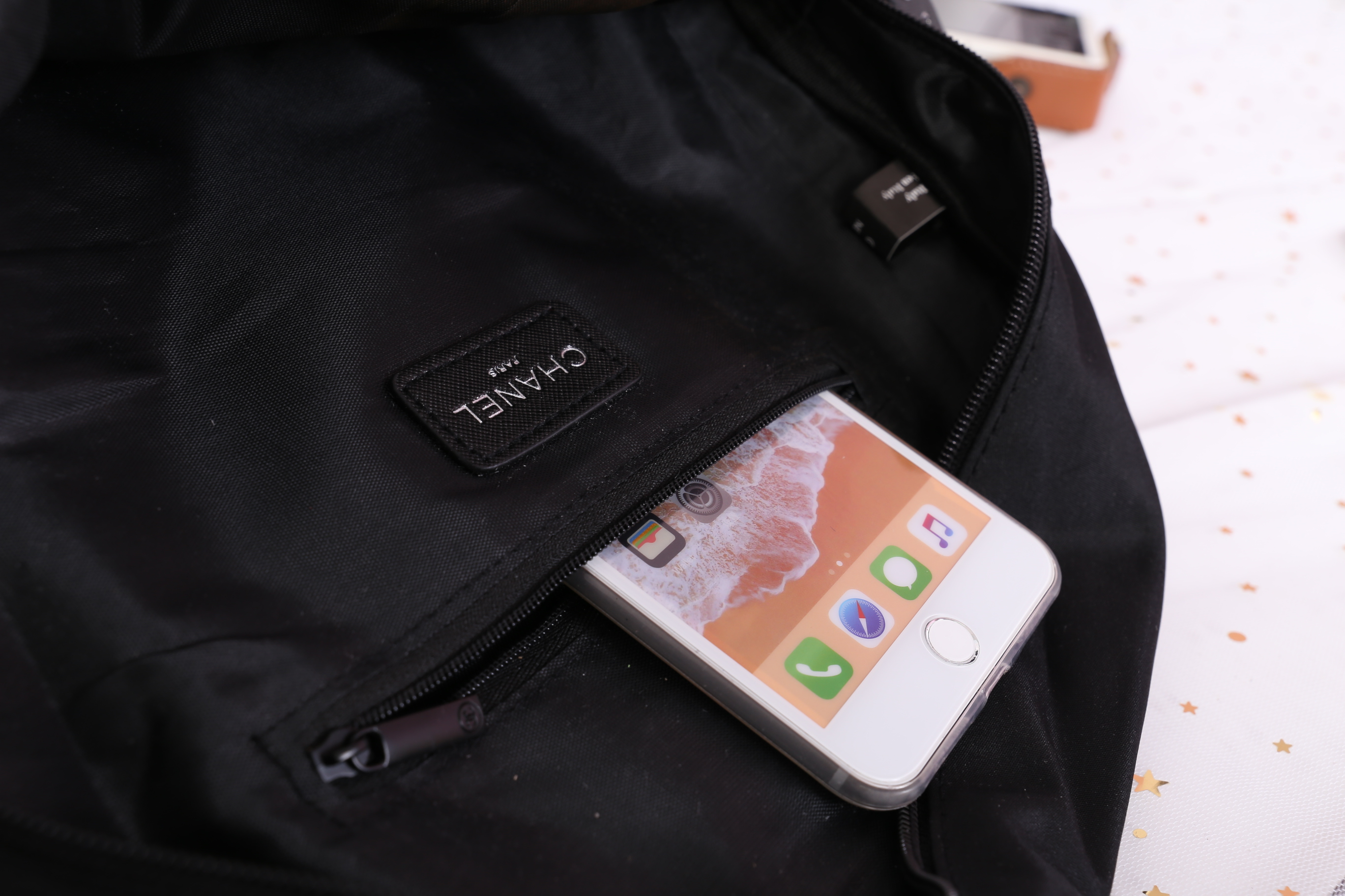 Chanel VIP Gift Large Backpack (พร้อมส่งโลโก้ดำ,ขาว) สินค้าเป็นของแท้ ใหม่จากเค้าเตอร์เครื่องสำอาง/น้ำหอมแบรนด์ กระเป๋าเป้ของแท้จาก Chanel VIP Gift Bag วัสดุไนล่อน หัวซิปทำจากหนังปั้มชื่อแบรนด์ ด้านในเป็นช่องกว้าง และมีช่องซิปเล็ก ตัวสายสะพายด้านหลังเลื่อ