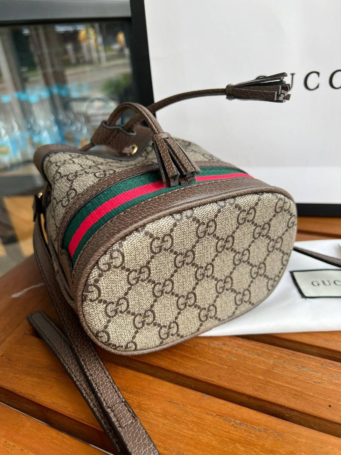 GUCCI Ophidia mini small GG bucket bag กระเป๋าถือหรือสะพายข้าง ขนาดเล็ก ทรงขนมจีบ วัสดุผ้าใบ+หนังแท้ พร้อมแถบลายทางสีเขียวและสีแดงด้านล่าง ด้านในโล่ง มี1ช่องเล็ก สายยาวถอดสายไม่ได้ ปรับระดับได้ ใบนี้เรียบหรูดูดีสุดๆไม่ควรพลาดค่า