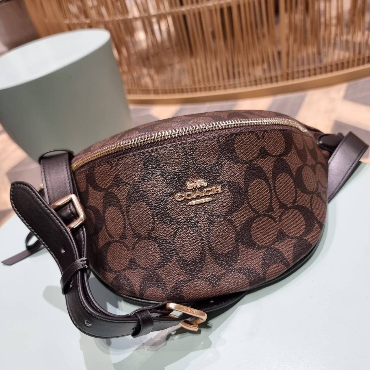 COACH F48740 BELT BAG IN SIGNATURE CANVAS กระเป๋าคาดอกทรง Unisex ที่ขายดีถล่มทลาย!! ขายได้ตลอดปี!! สวยเท่ทุกสี วัสดุหนังแคนวาสเคลือบคุณภาพดี ทนทาน ใช้งานง่าย ภายในเป็นช่องโล่ง เหมาะสำหรับคนที่ชอบพกอะไรง่ายๆ รับรองตอบโจทย์น้า