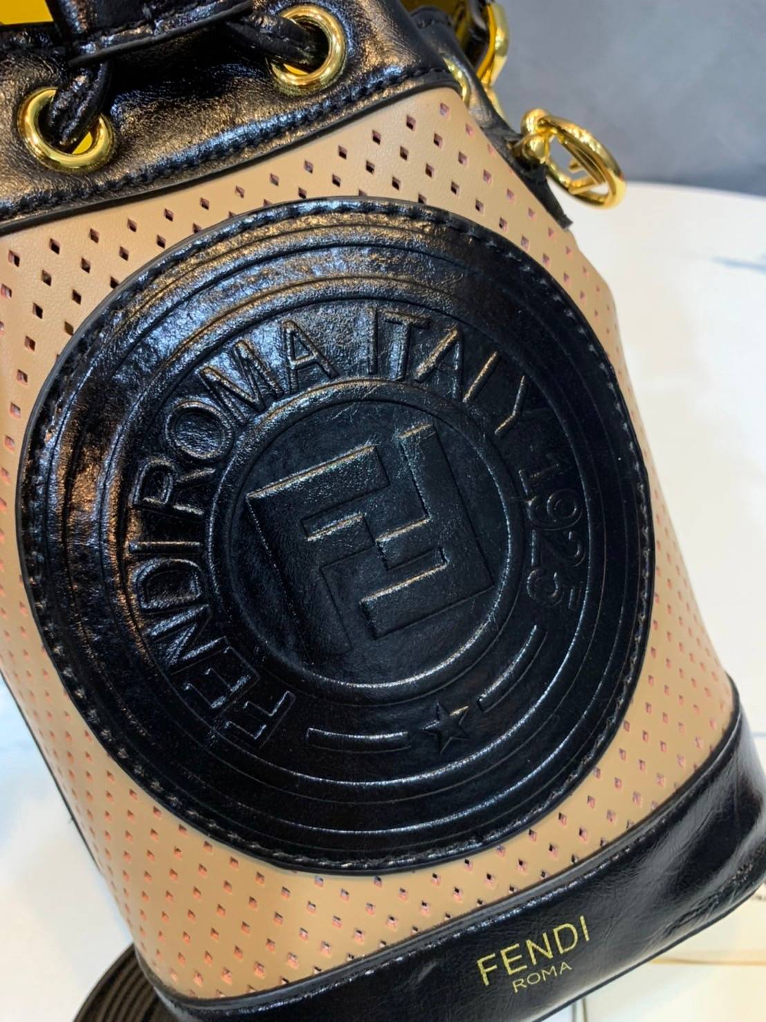 FENDI Mon Tresor mini bucket bag กระเป๋าถือทรงขนมจีบสุดคิ้วท์ หรือสะพายไหล่ วัสดุหนังแท้อย่างดี รุ่นใหม่ล่าสุด สวยหรู ดูแพง คุณนายสุดไปเลยค่า ถือแล้วสวยมากๆ จุของได้กำลังดี ทรงนี้ต้องมีติดตู้ไว้สักใบนะคะ!