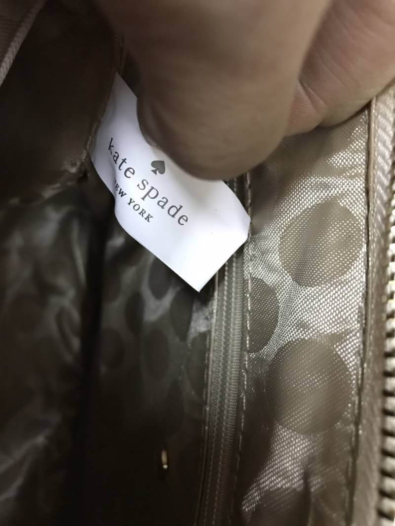 Kate Spade New York Cedar steet Harmony Body Bag กระเป๋าถือหรือสะพาย หนัง Saffiano ความยาวสายโซ่ต่อหนัง100cm. ถอดออกได้ ความสูงของหูจับ14cm ภายในมีช่องซิปและช่องเล็ก มีหมุดรองฐานกันรอย 4 มุม อะไหล่ทองทั้งใบ ขนาดกำลังดี ใส่ของจุกจิก มินิไอแพคได้ค่ะ