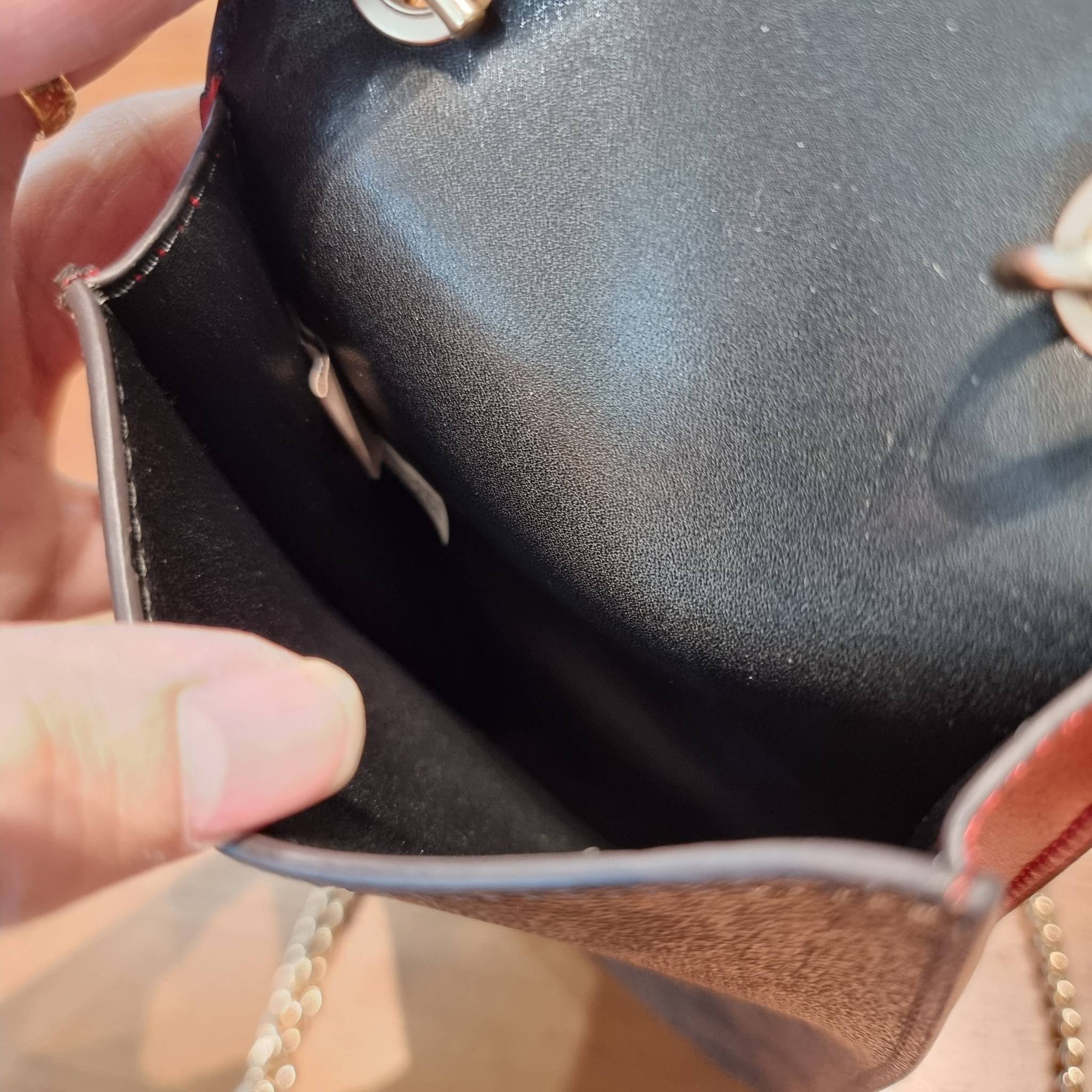 COACH F73486 NORTH/SOUTH PHONE CROSSBODY IN SIGNATURE CANVAS WITH FRUIT 🍒🍓🍋 แจกความสดใสกันอีกครั้ง!! กับกระเป๋าสะพายเอนกประสงค์ Case phone ใส่โทรศัพท์มือถือได้ทุกรุ่น ดีไซน์ลายผลไม้ฉ่ำๆ สวยมีเสน่ห์ 💖 วัสดุหนังแคนวาสคุณภาพ ฝ