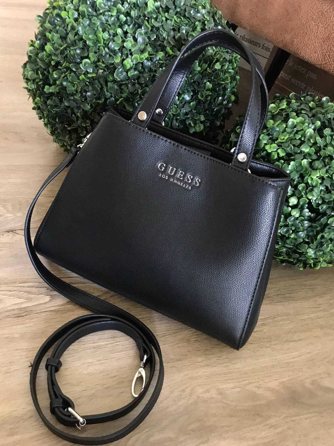 GUESS WOMAN FACTORY SHOULDER BAG กระเป๋าถือหรือสะพาย ทรง A คลาสสิค ขนาดกำลังดี น้ำหนักเบา วัสดุ pu. นิ่ม คุณภาพดี สวยอยู่ทรง ด้านหน้า ประดับโลโก้แบรนด์ เปิดปิดแบบแถบคาดกระดุมแม่เหล็ก ภายในกว้างแบ่ง 2 ช่องใหญ่ มีช่องซิปกลาง เป็นสัดส่วน ซับในลายแบรนด์ ใส่ w