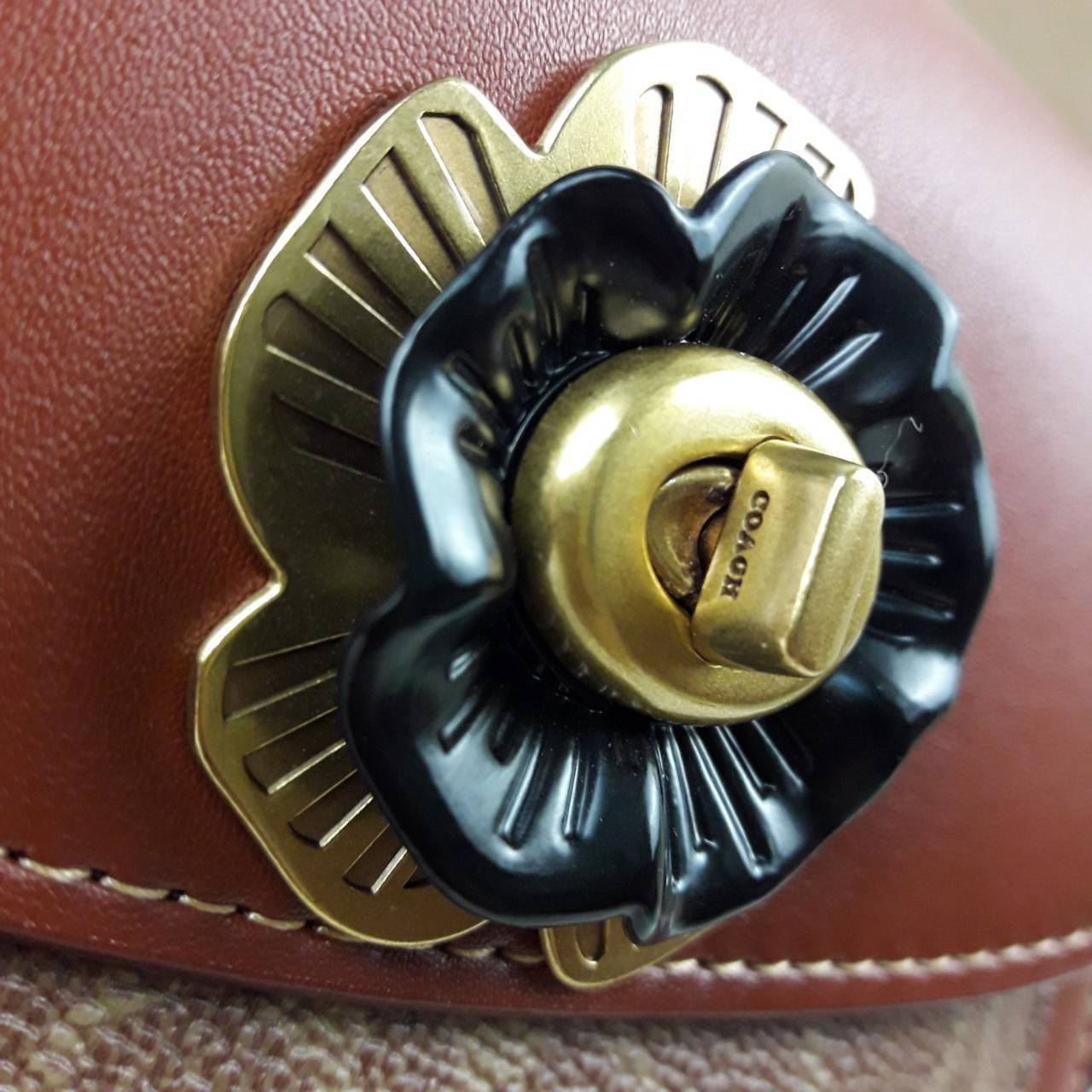 OUTLET 】COACH MADISON CONVERTIBLE BACKPACK 18 IN SIGNATURE CANVAS (C0828) ใบเดียว เปลี่ยนลุคได้เยอะขนาดนี้ ต้องมีแล้ว 🍁ใบนี้ ปรับลุคได้ตามใจสั่งเลย >> เป็นเป้ได้ คล้องไหล่ได้ คลอสบอดี้ได้ หรือจะปรับสายสั้นเก็บด้านในกระเป๋า ถือแบบสวยๆ ดูดีแบบ