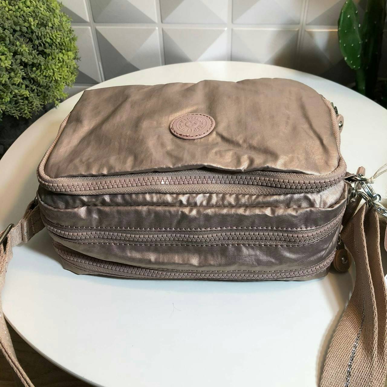 Kipling Silen สี Metallic กระเป๋าสะพายรุ่นใหม่ สายสะพายปรับระดับสั้น-ยาวเป็นกระเป๋าสะพายเฉียงลำตัวได้ค่ะ ช่องซิปเยอะ ใส่ของได้เป็นสัดส่วน จุสัมภาระได้ดีเลยค่ะ ช่องซิปด้านในเป็นช่องแบบเสียบการ์ดได้ด้วย หยิบใช้สะดวก แจ๋วไปเลยค่ะ ทรงสวย สะพายน่ารักค่ะ
