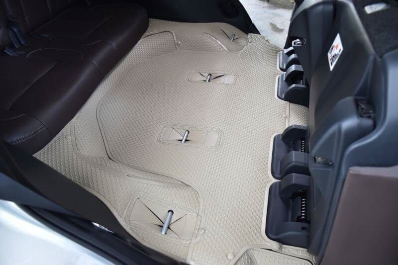 พรมปูพื้นรถยนต์ NISSAN TERRA ลายรังผึ้งรีดขอบ สีครีม เต็มคัน เข้ารูป+ปิดเบาะเเถว3 ลายหนังเรียบ