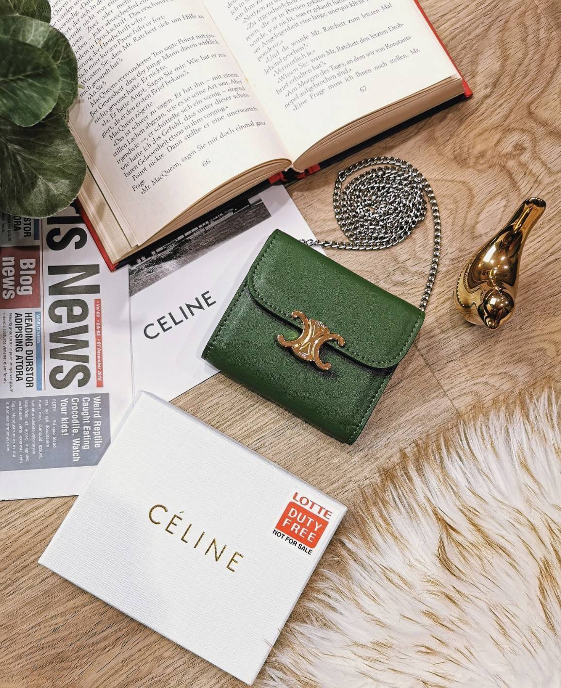 สีใหม่พร้อมส่ง! สีเขียวเหนี่ยวทรัพย์!✴️ NEW IN! CELINE SHORT WALLET VIP GIFT WITH PURCHASE (GWP) พรีเมี่ยมกิ๊ฟ Limited จาก CELINE HAUTE PARFUME DUTYFREE COUNTER หนังเรียบสวยอยู่ทรงมีโลโก้ด้านหน้าเปิดปิดด้วยฝาพับกระดุม