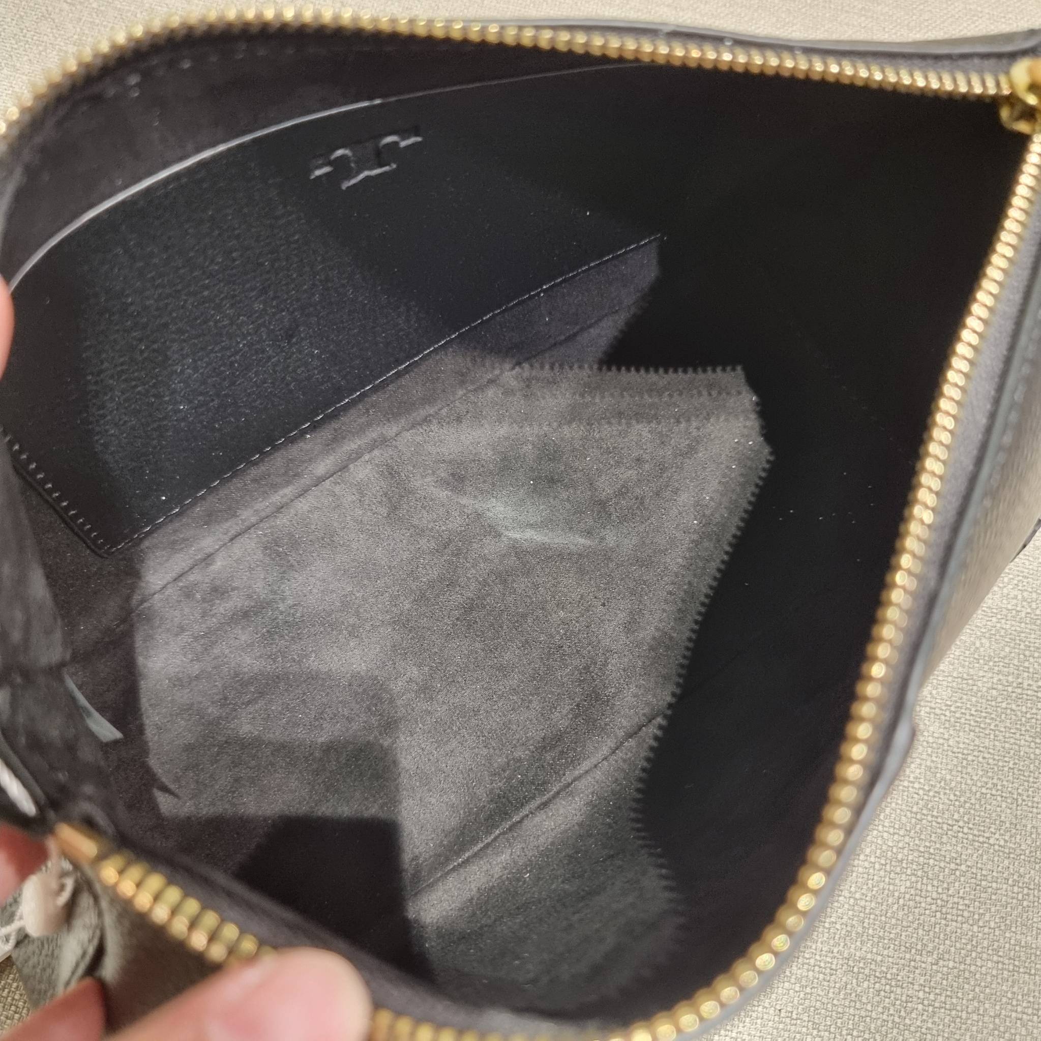 TORY BURCH MCGRAW WEDGE กระเป๋าสะพายไหล่ ทรงสวยไม่ซ้ำ ไม่เกร่อ!! สะดวกใช้งาน ดีไซน์เรียบแต่แฝงความหรู และคลาสสิคในตัว วัสดุหนังลูกวัว สัมผัสดี สวยคม เปิด-ปิดด้วยซิป ภายในเป็นช่องโล่ง มีช่องย่อยเก็บบัตร มาพร้อมสายสะพายในตัว ปรับได้อีกเล็กน้อย ไอเท็มนี้เหมา