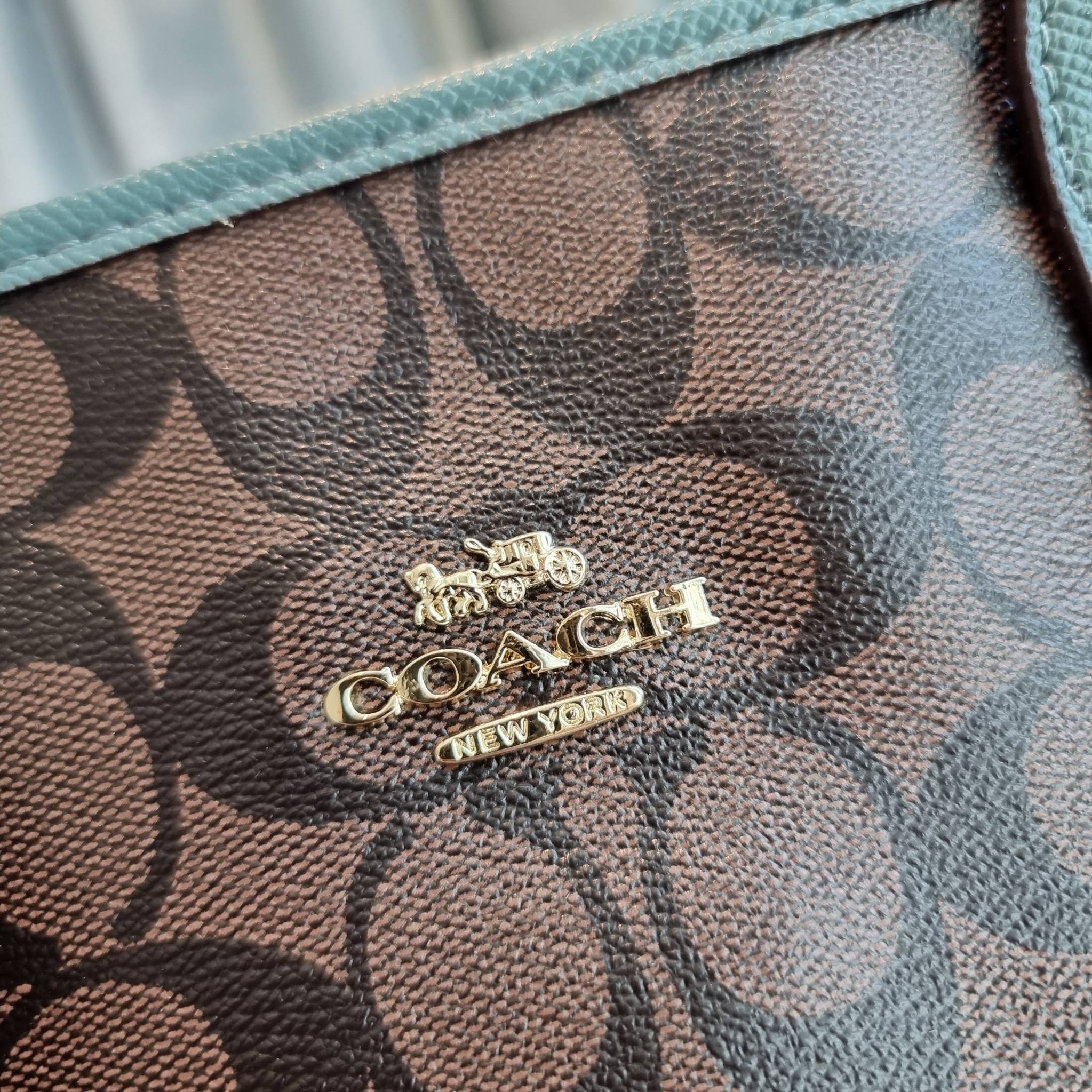 OUTLET 】COACH F58292 CITY ZIP TOTE IN SIGNATURE 16" รุ่นขายดี!! ไซส์ใหญ่ สีสวยมาให้แบบจัดเต็ม!! กระเป๋าถือทรงโท้ทใบใหญ่ สวยน่าใช้ทุกสี สะพายคล้องไหล่ได้เก๋ๆ จุของแน่นๆไปเลยจ้า!! วัสดุหนังแคนวาสคุณภาพ ปากกระเป๋าเปิด-ปิดด้วยซิป กันของหล่นได้ ถือไปไหนก็