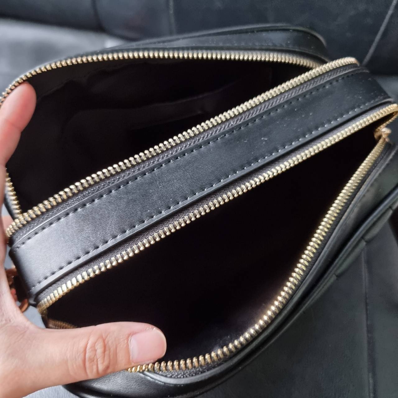 COACH C1569 JES CROSSBODY WITH LINEAR QUILTING ใหม่ล่าสุด!! กระเป๋าสะพายข้าง รุ่น 2 ซิป ใบใหญ่จุใจ ดีไซน์ใหม่ เพิ่มลูกเล่นให้ดูหรูหรายิ่งขึ้น วัสดุหนังสังเคราะห์บุเป็นลายเส้นสวยงาม เปิด-ปิดด้วยซิป 2 ช่องหลัก ใช้งานง่าย ทรงสวยมากๆรุ่นนี้ มาพร้อมสายสะพาย cr