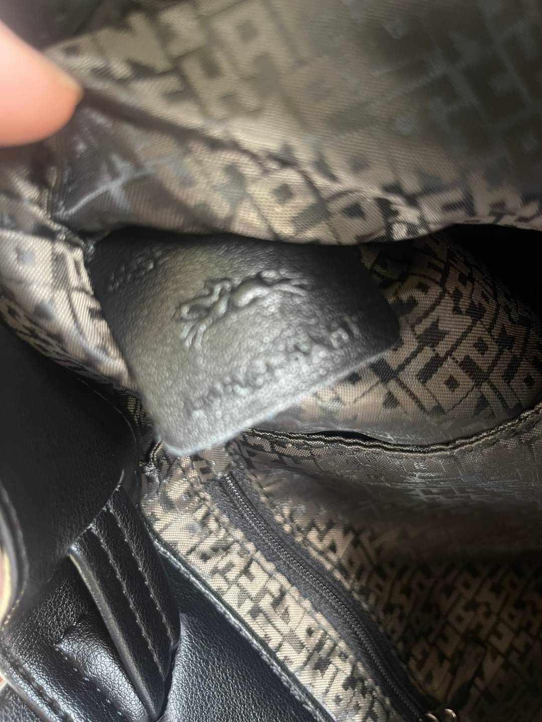 Longchamp Le Pliage Cuir Xs Leather Backpack แบรนด์ติดเทรนด์ตลอดไม่เคยเปลี่ยนกับ ทรง Le Pliage Cuir หนึ่งในตระกูลกระเป๋าสุดไอคอนิกจากแบรนด์ เมื่อรุ่น Le Pliage Cuir ในรูปแบบของหนังแกะ Metis ได้ถือกำเนิดขึ้นในปี 2012 เป้ที่มีการจัดการปรับดีไซน์ให้มีขนาดกำล