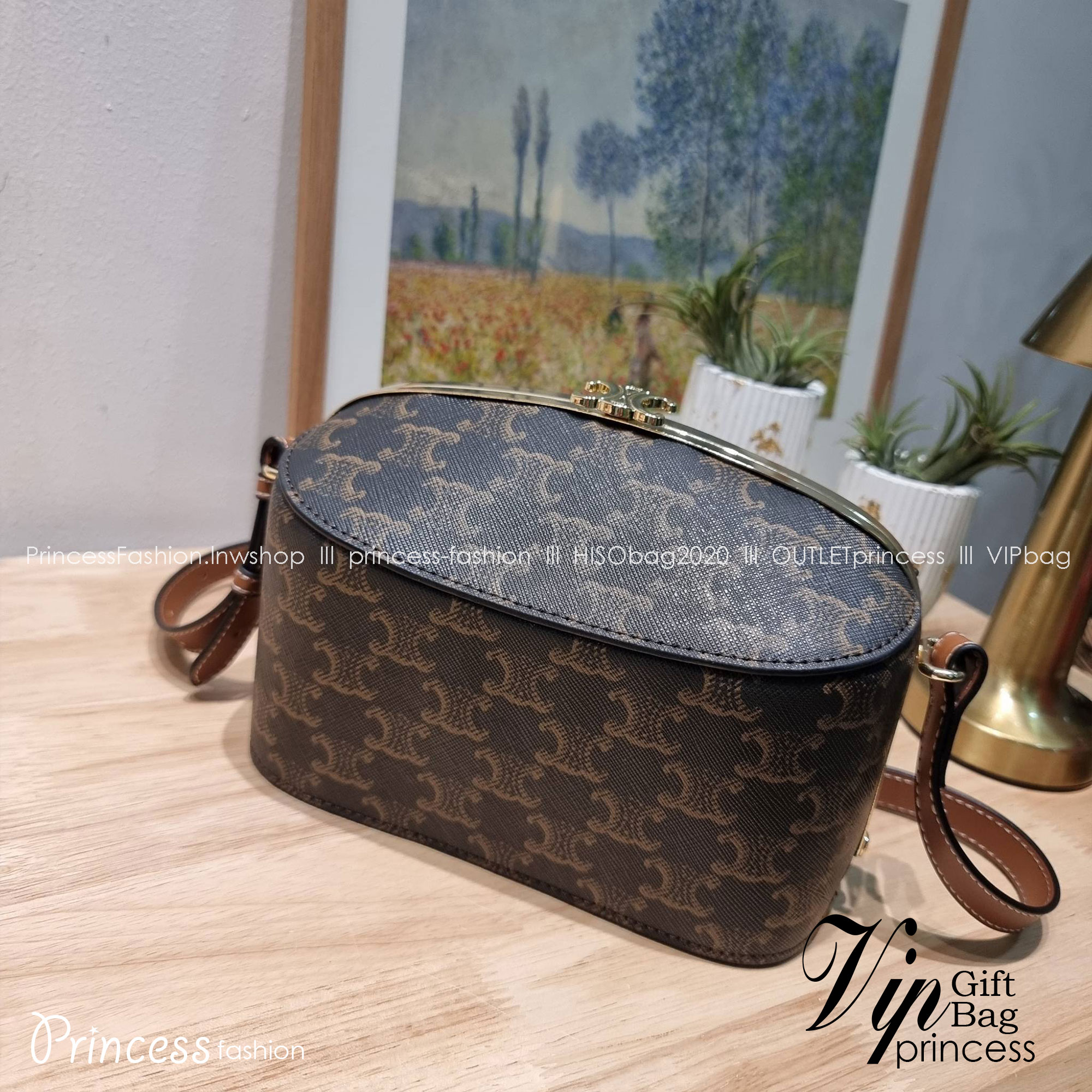 Celine Lunch Box Bag / CELINE BOX BAG IN TRIOMPHE CANVAS สุดปัง กับกระเป๋าทรงกล่อง ดีไซน์ยูนีค ไม่ซ้ำ วัสดุหนังแคนวาส เปิด-ปิดด้วยอะไหล่ขัดแน่นหนา