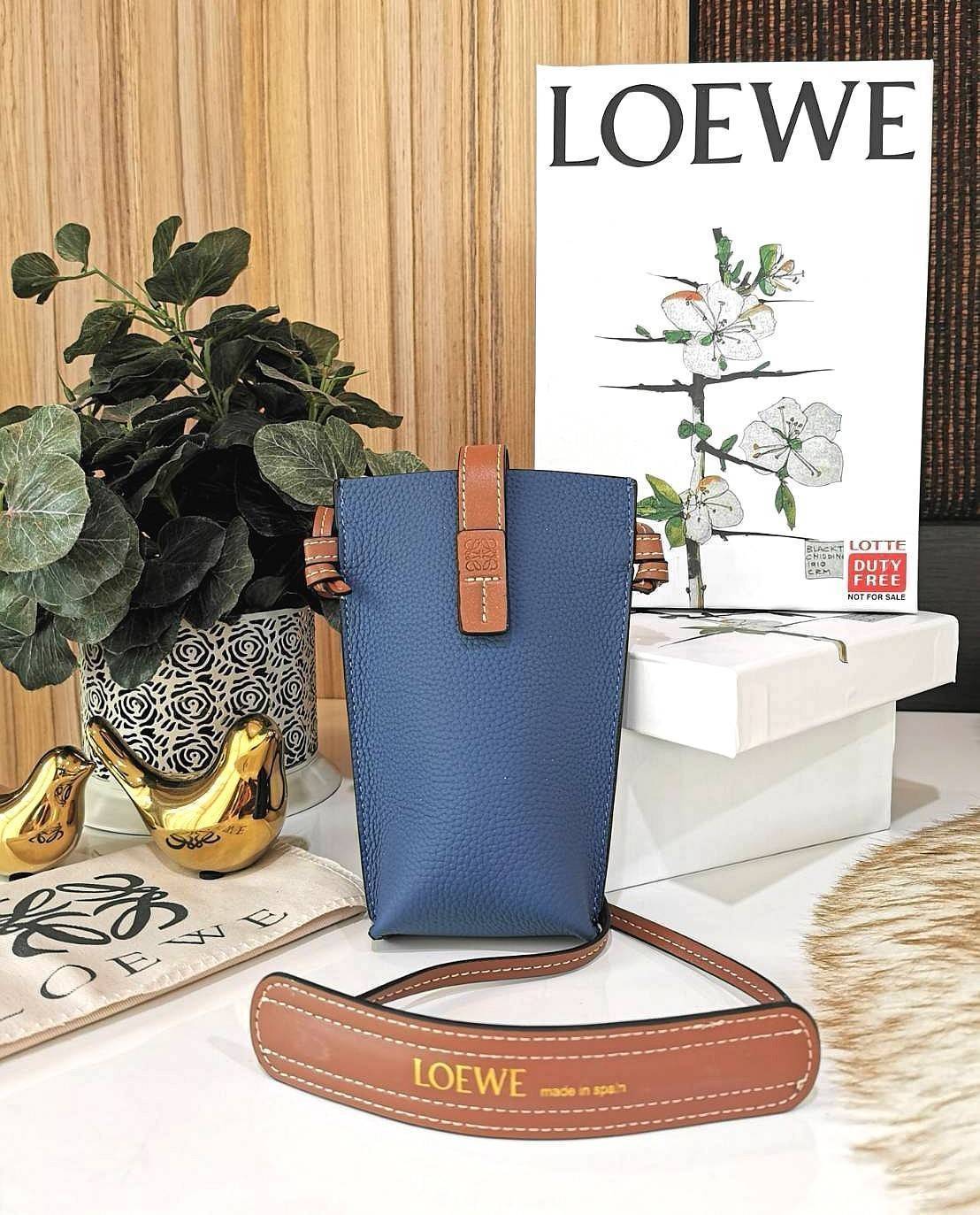 LOEWE MINI CROSSBODY BAG GIFT WITH PURCHASE (GWP) กระเป๋าสะพาย Limited จาก LOEWE วัสดุ Calfskin หนังแท้หนังสวยอยู่ทรงขนาดมินิดีไซน์มินิมอล ภายในโล่งใส่มือถือ บัตร ของจุกจิกได้ ด้านหลังมีช่องใส่ของ พร้อมสายหนังแท้คล้องคอได้ สะพายไหล่ Crossbody ได้ สายเลื่อ