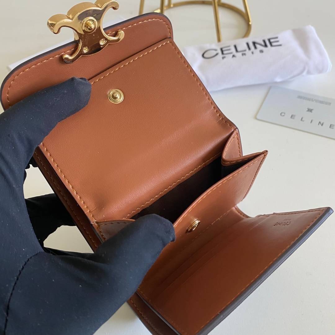 พรีเมี่ยมกิ๊ฟแท้ 100% 】CELINE SMALL TRIOMPHE WALLET IN SHINY SMOOTH LAMBSKIN VIP GIFT WITH PURCHASE (GWP) พรีเมี่ยมกิ๊ฟ Member Gift Limited Edition จาก CELINE HAUTEPARFUME COUNTER กระเป๋าสตางค์งานดี งานสวยสุดๆๆๆ มี 3พับ ขนาดกะทัดรัด รุ่นนี้คลาสสิคมากค่ะ