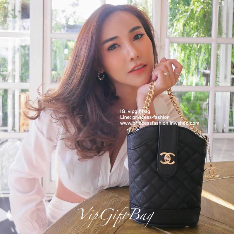 สวยหรูคลาสสิค **มีสายให้สองแบบ CHANEL VIP GIFT CROSSBODY BAG งาน CHANEL VIP GIFT ของแท้ 100% จากเคาเตอร์แบรนด์ CHANEL ทรงสวย ขนาดกำลังดี วัสดุหนัง CAVIER PU เปิดปิดด้วยกระดุมหน้าแบบบิดปลอดภัยหายห่วง ด้านในมีซิปอีกชั้น อะไหล่ทอง หัวซิปปั้มแบรนด์ ด้านในใส่โ