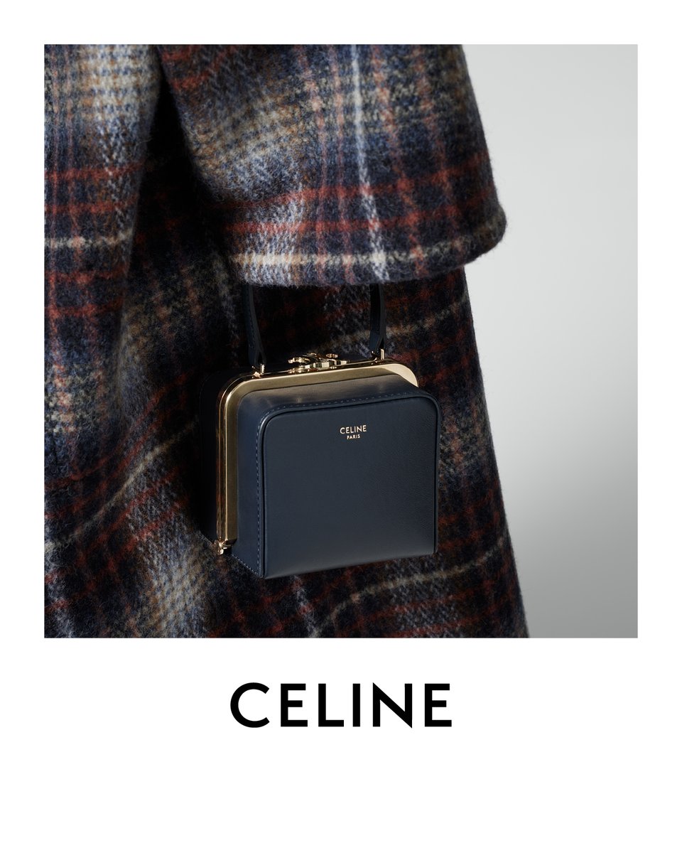 Celine Triomphe Minaudiere สาว ๆ คนไหนไม่เน้นพกของเยอะ แต่ต้องการกระเป๋าที่ให้ความเรียบหรู ดีไซน์เก๋ เหมาะสำหรับดินเนอร์มื้อค่ำ หรือช้อปปิ้งเบาๆ ใบนี้แนะนำเลยคะ เป็นกระเป๋าขนาดกะทัดรัด ถือและสะพายไหล่ได้ ให้ความคล่องตัว นับว่าเป็นอีกหนึ่งแอสเซสเซอรี่ที่น่