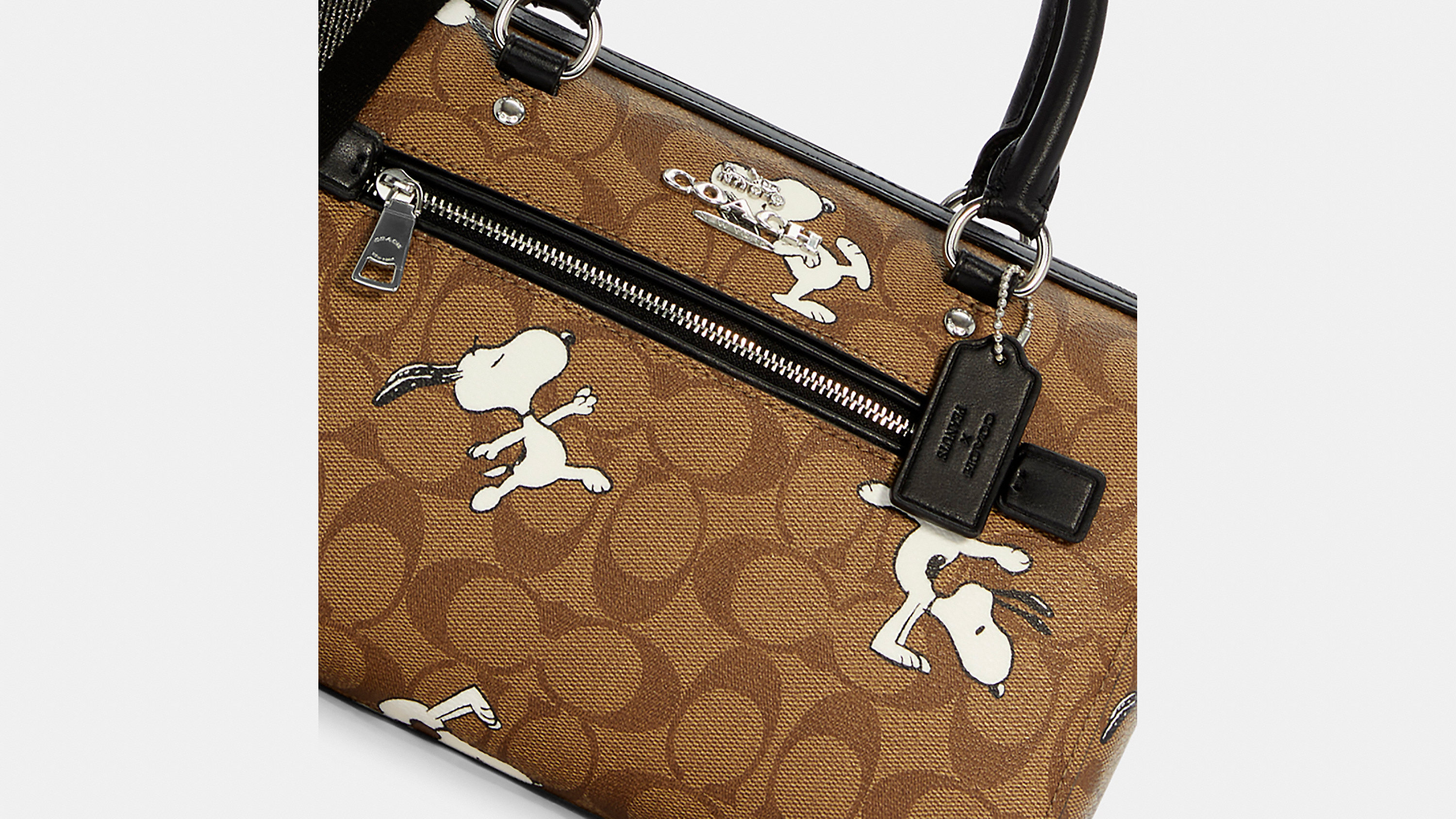 COACH C4118 COACH x PEANUTS ROWAN SATCHEL IN SIGNATURE CANVAS WITH SNOPPY PRINT สนูปพีที่สุดของคอลเลคชั่นแห่งความน่ารัก มาในดีไซน์ของกระเป๋าทรงหมอนยอดฮิต คลาสสิคใช้งานได้ไม่มีเบื่อ รอบนี้มาให้พร้อมสายสะพาย crossbody แบบสปอร์ต ทำให้ใช้งานได้อย่างกระฉับกระเ