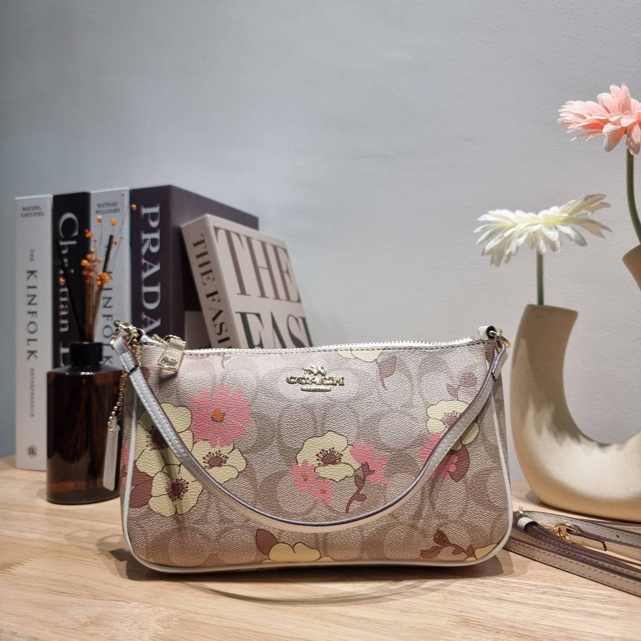 COACH F58321 TOP HANDLE POUCH คอลเลคชั่นสุดฮิต กับดีไซน์ใหม่ น่ารักน่าใช้ทุกแบบ กระเป๋าพอชทรงใช้งานง่าย สะดวก กะทัดรัด วัสดุหนังแคนวาสเคลือบคุณภาพ มาพร้อมสายคล้องในตัว และสายสะพาย crossbody ปรับเปลี่ยนได้ตามสไตล์ อีกหนึ่งไอเท็มที่สาวๆต้องมี ในราคาสุดคุ้ม 